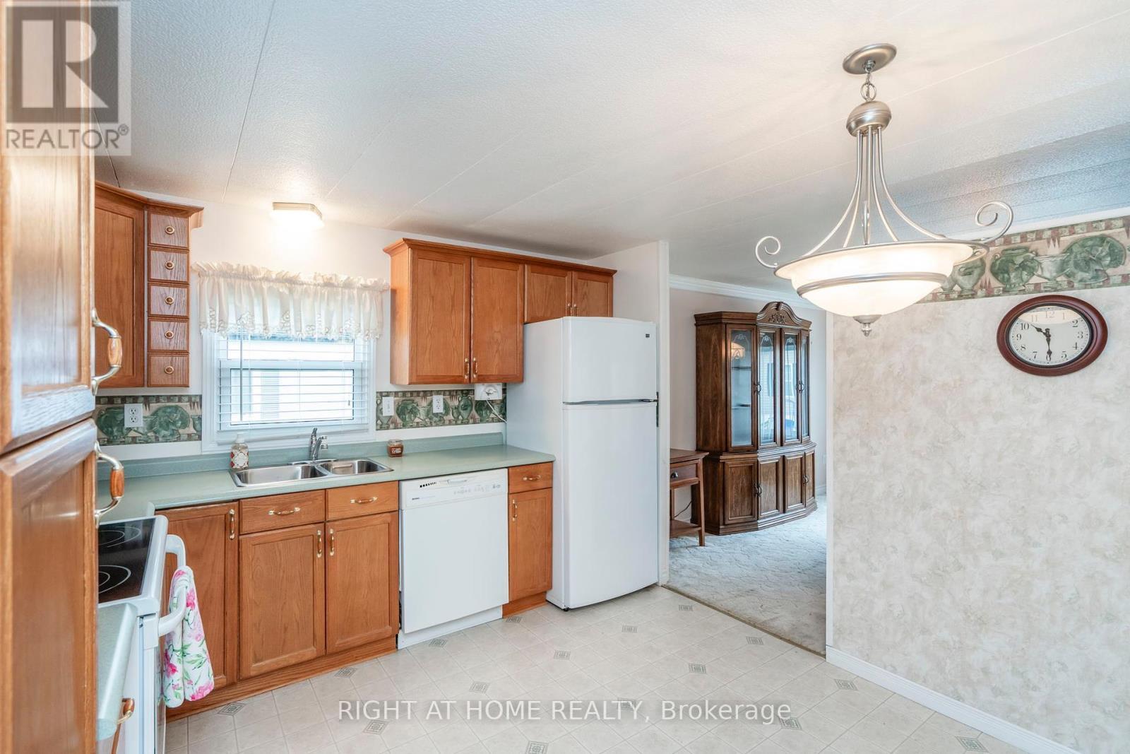 












99 8TH STREET

,
Essa (Angus),




Ontario
L3W0L4

