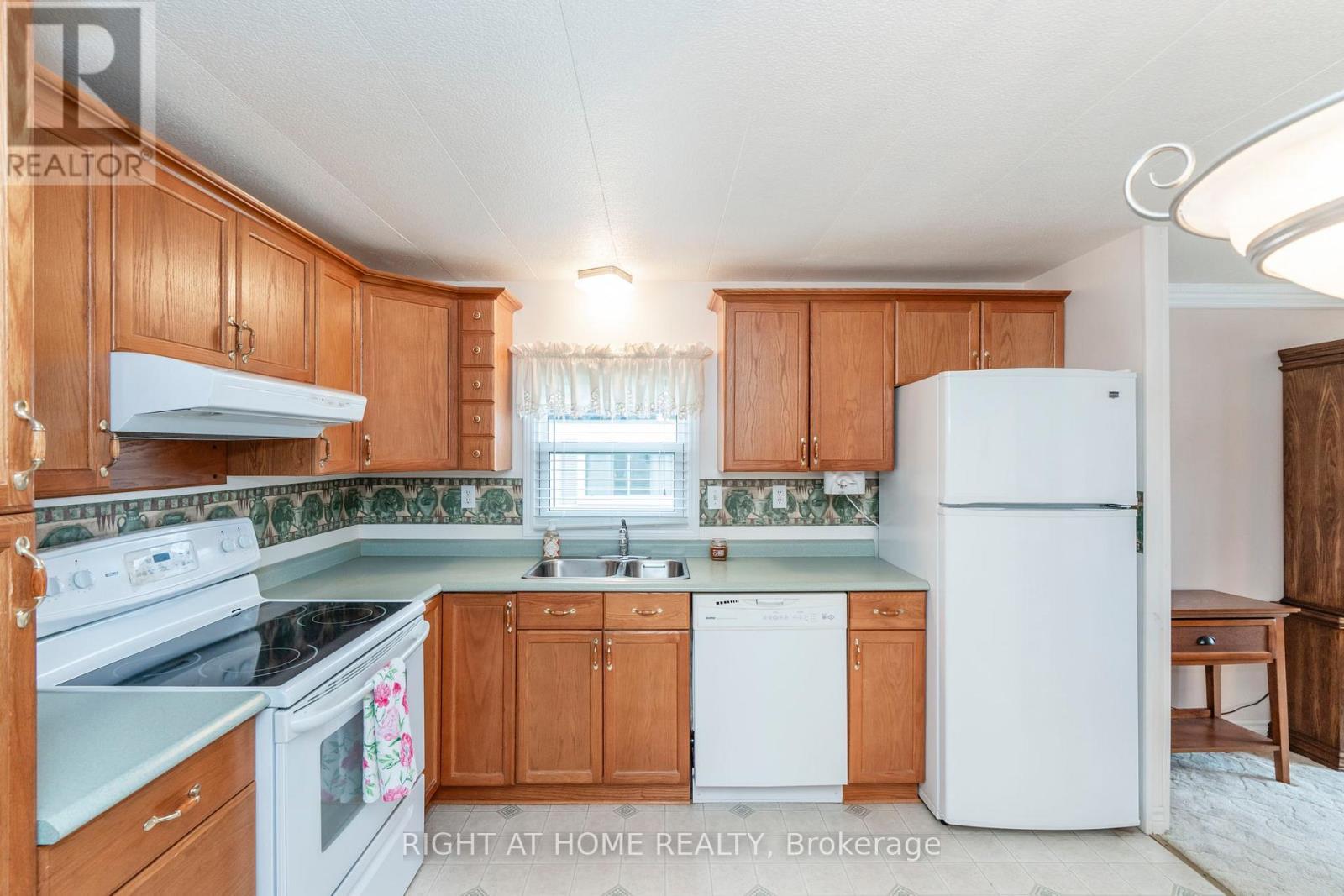 












99 8TH STREET

,
Essa (Angus),




Ontario
L3W0L4


