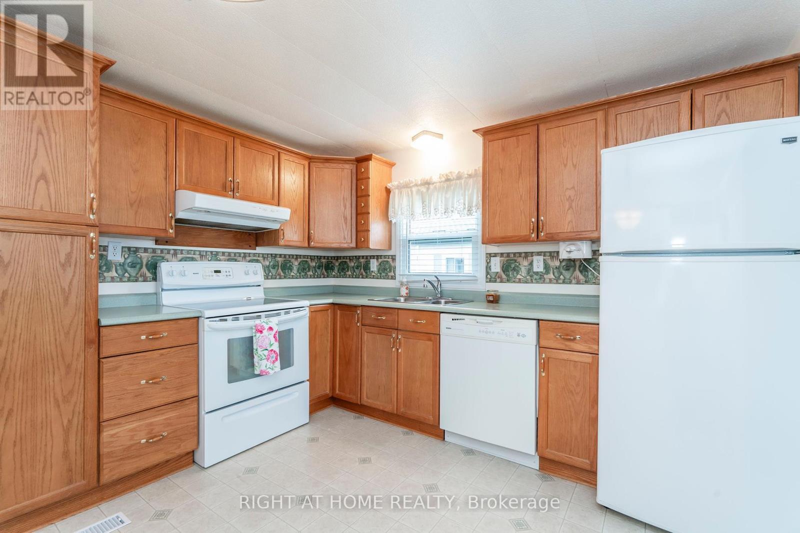 












99 8TH STREET

,
Essa (Angus),




Ontario
L3W0L4

