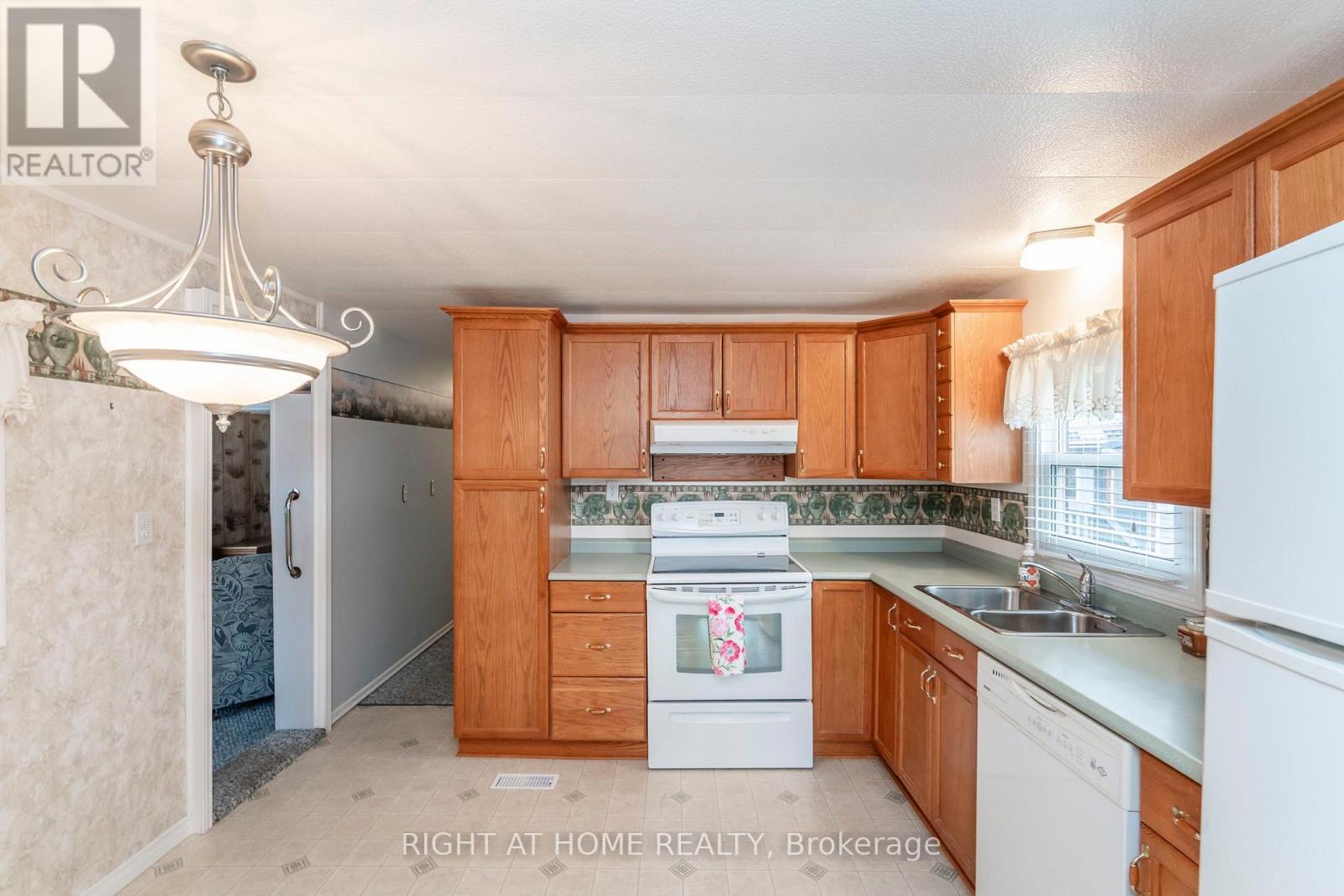 












99 8TH STREET

,
Essa (Angus),




Ontario
L3W0L4

