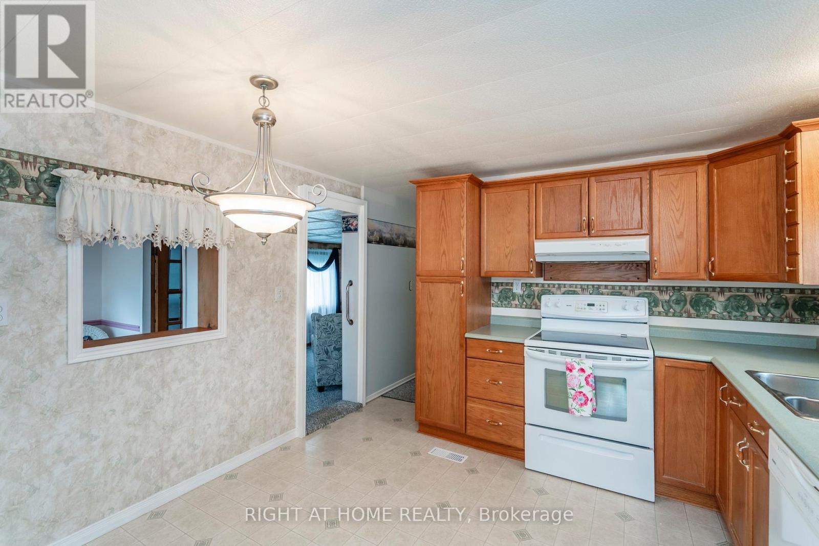 












99 8TH STREET

,
Essa (Angus),




Ontario
L3W0L4

