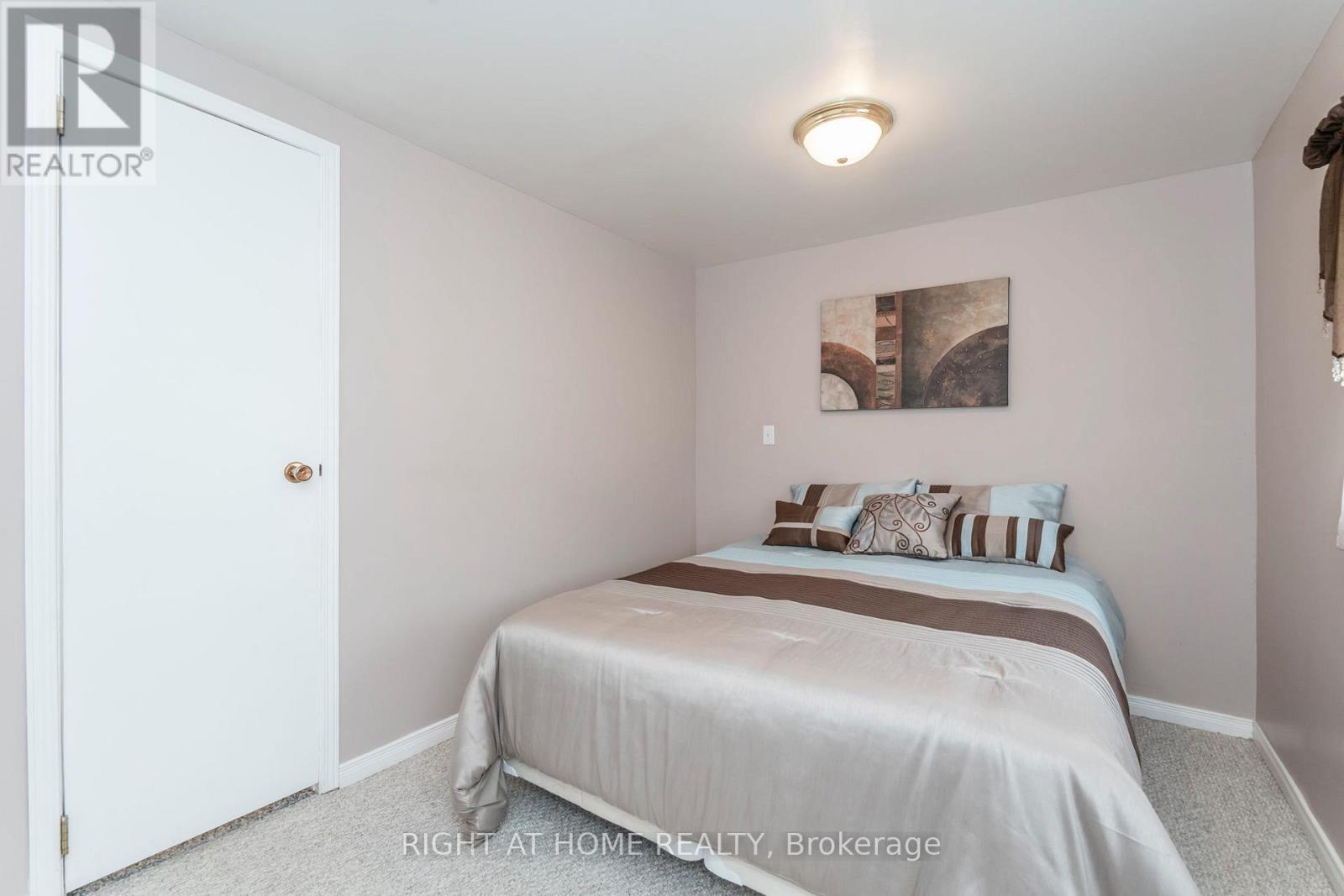 












99 8TH STREET

,
Essa (Angus),




Ontario
L3W0L4


