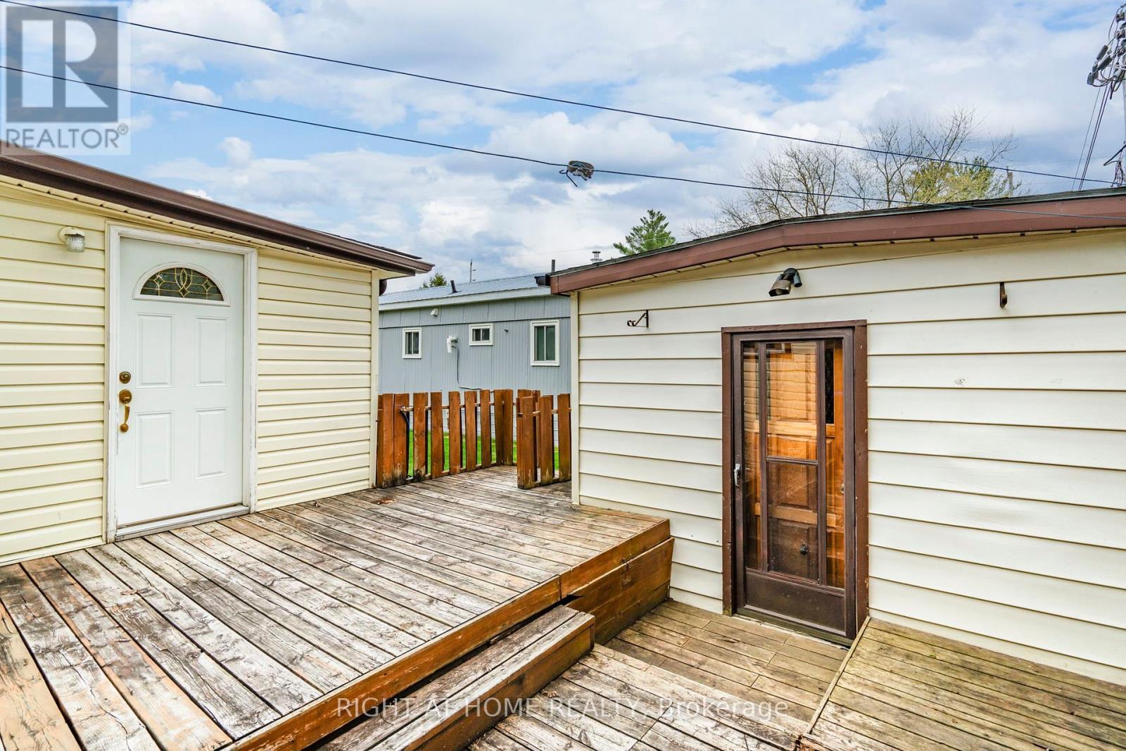 












99 8TH STREET

,
Essa (Angus),




Ontario
L3W0L4

