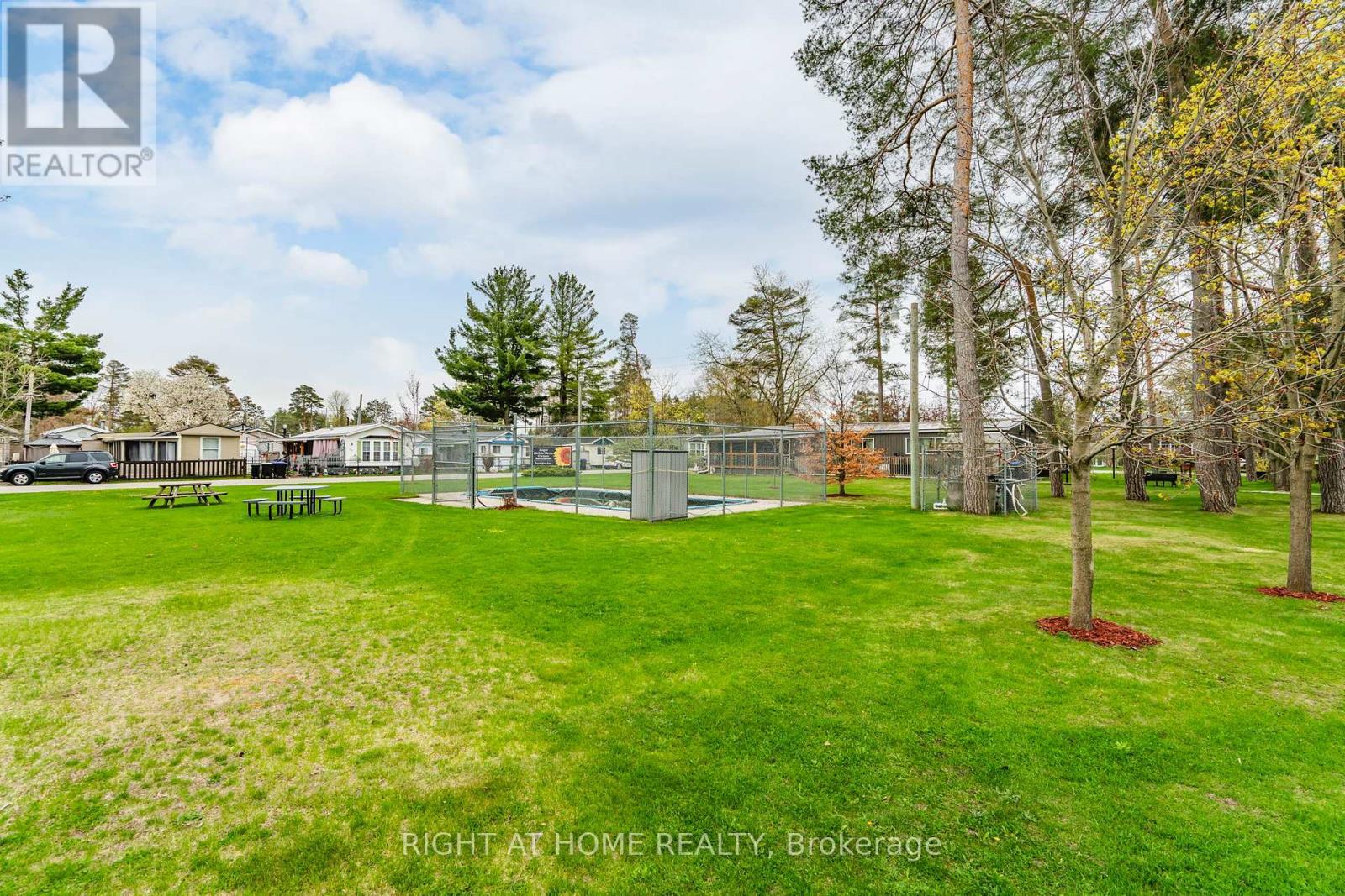 












99 8TH STREET

,
Essa (Angus),




Ontario
L3W0L4

