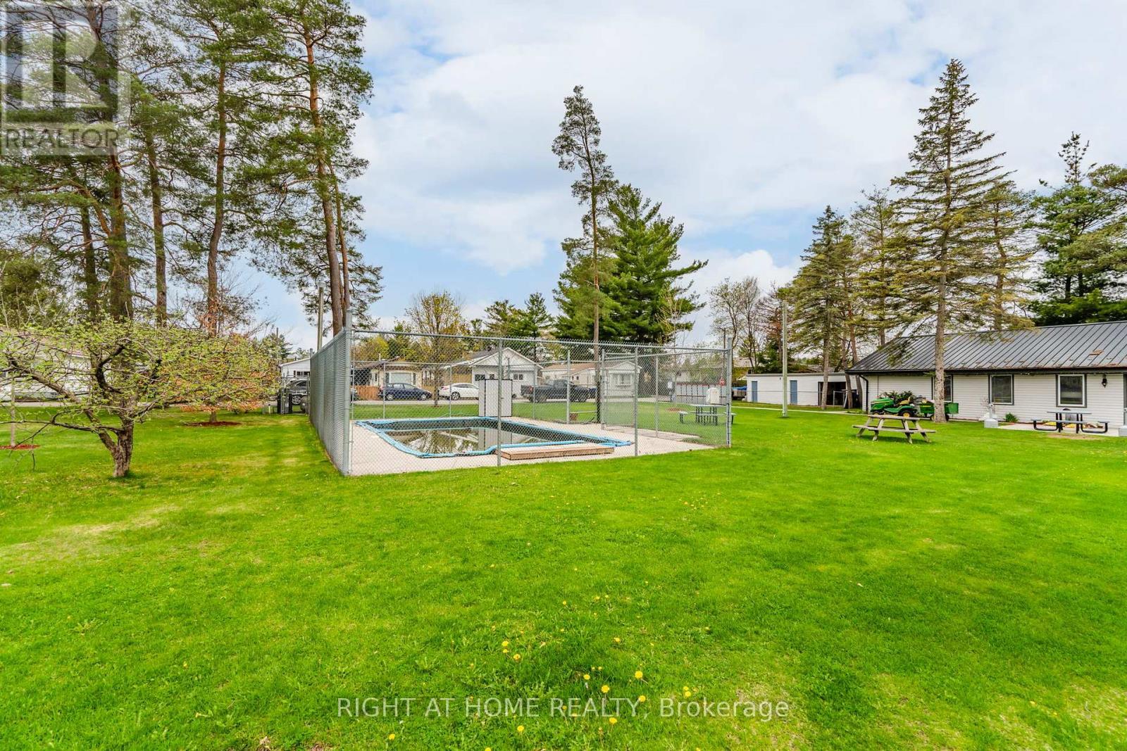 












99 8TH STREET

,
Essa (Angus),




Ontario
L3W0L4

