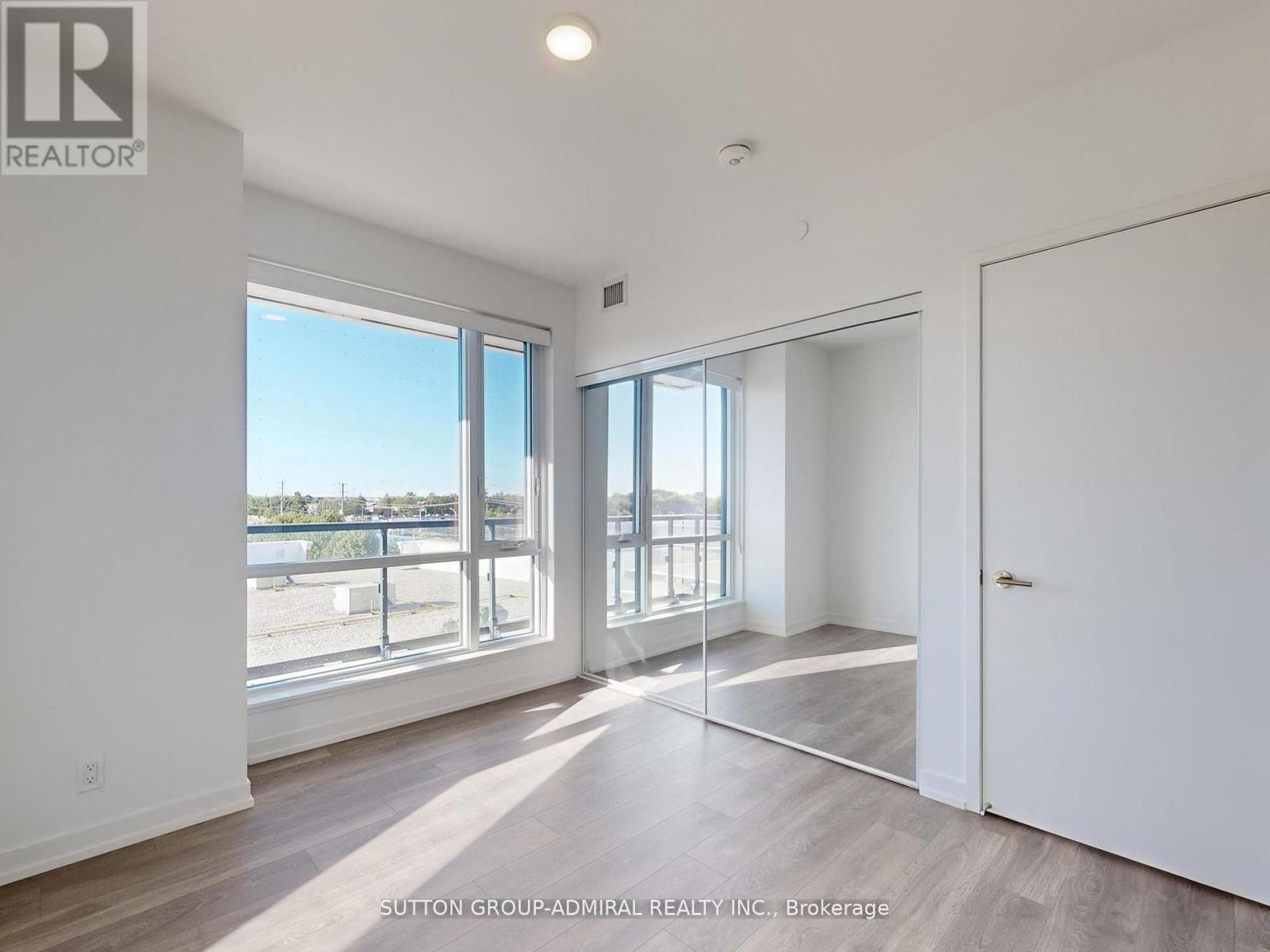 












403 - 7950 BATHURST STREET

,
Vaughan (Beverley Glen),




Ontario
L4J0L4


