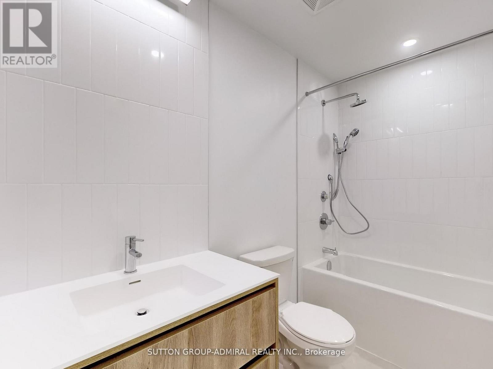 












403 - 7950 BATHURST STREET

,
Vaughan (Beverley Glen),




Ontario
L4J0L4

