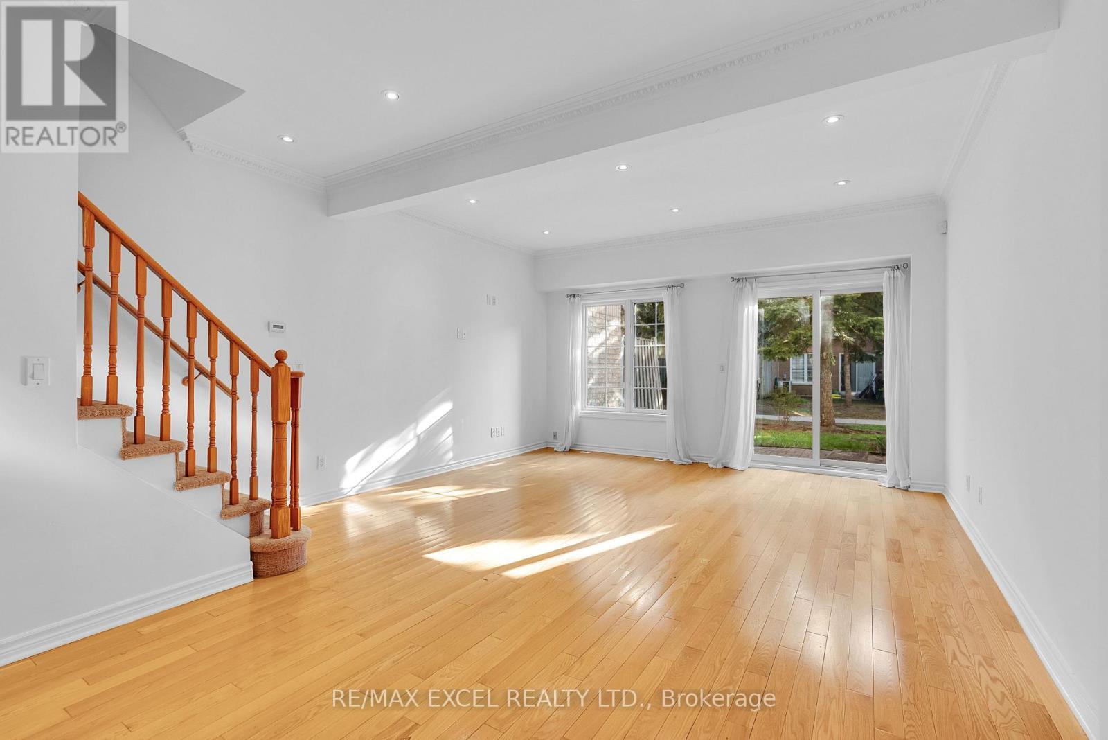 












16 - 23 ST MORITZ WAY

,
Markham (Unionville),




Ontario
L3R4G4

