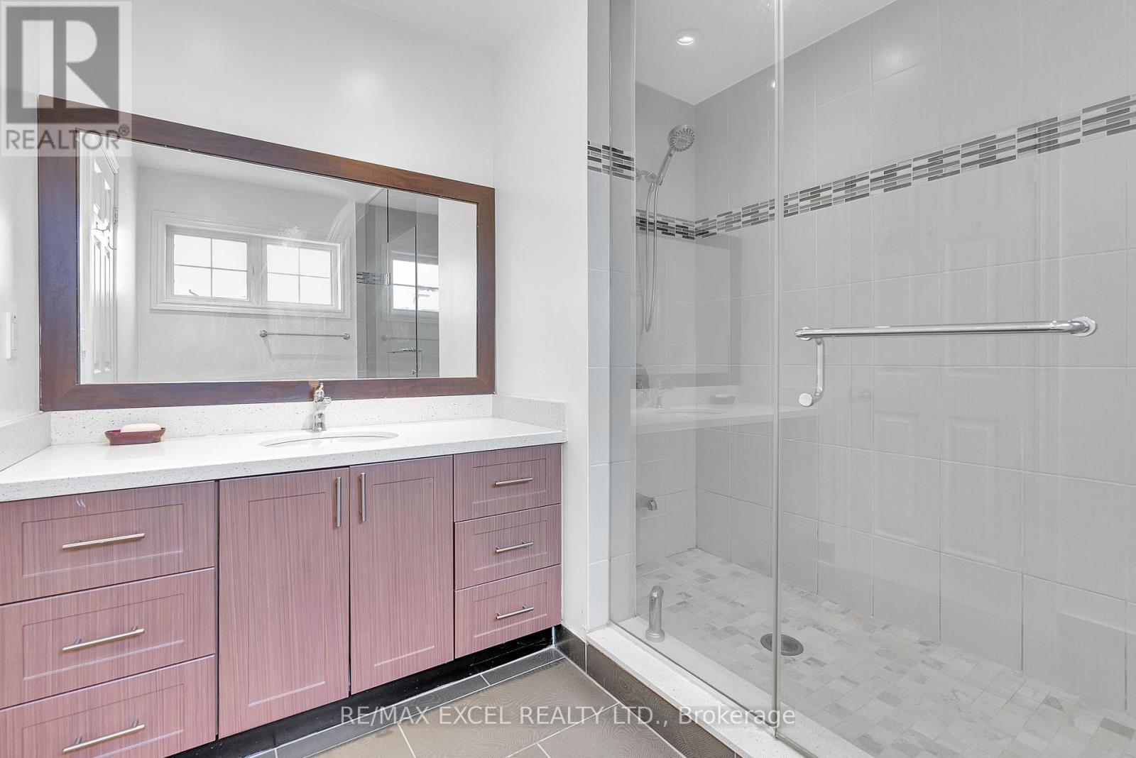 












16 - 23 ST MORITZ WAY

,
Markham (Unionville),




Ontario
L3R4G4

