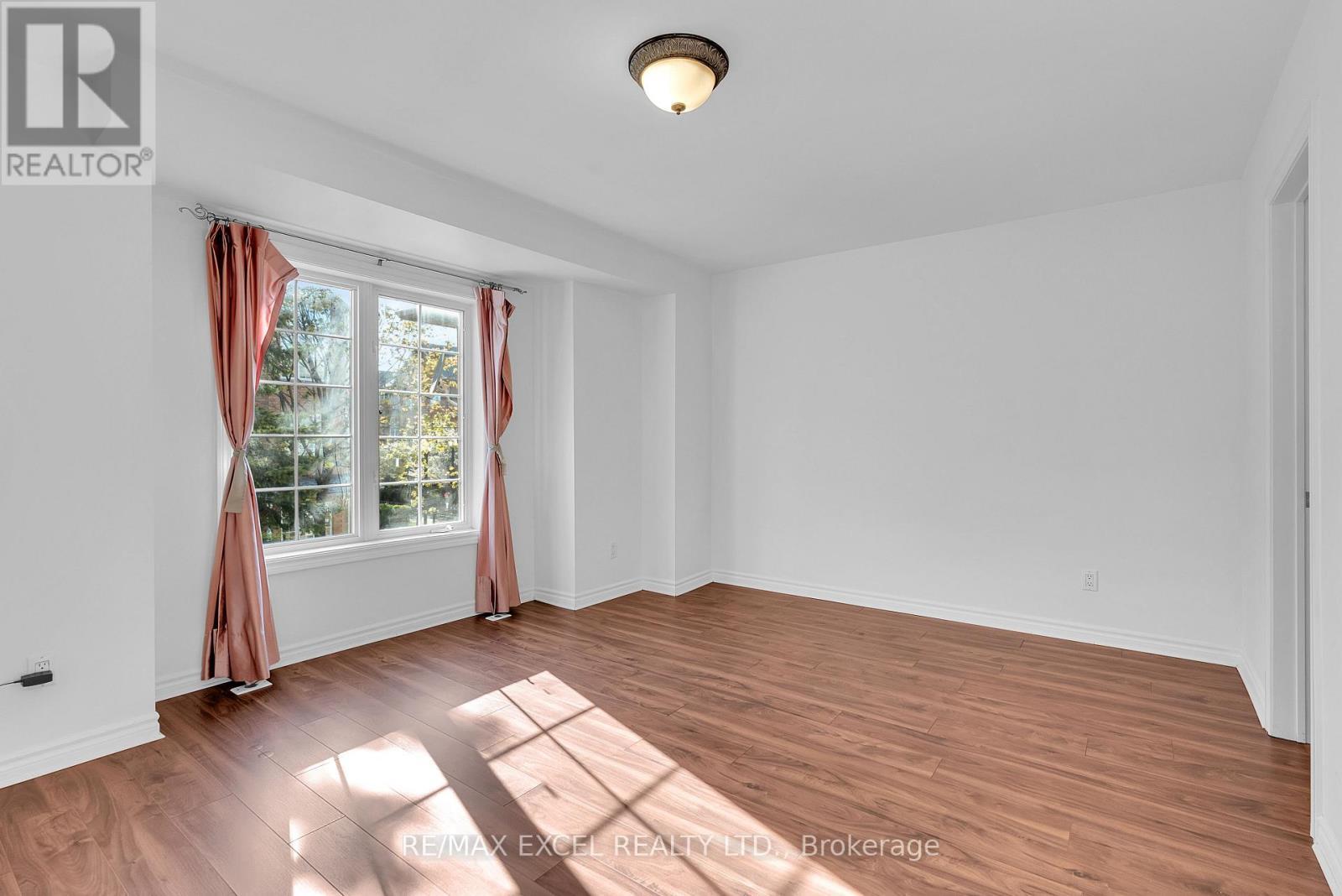 












16 - 23 ST MORITZ WAY

,
Markham (Unionville),




Ontario
L3R4G4

