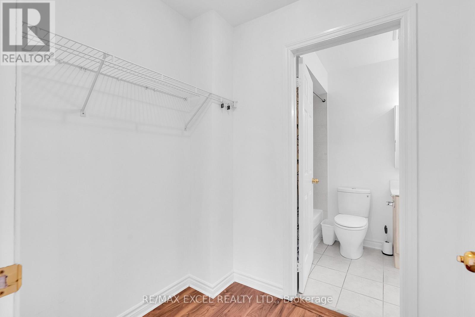 












16 - 23 ST MORITZ WAY

,
Markham (Unionville),




Ontario
L3R4G4

