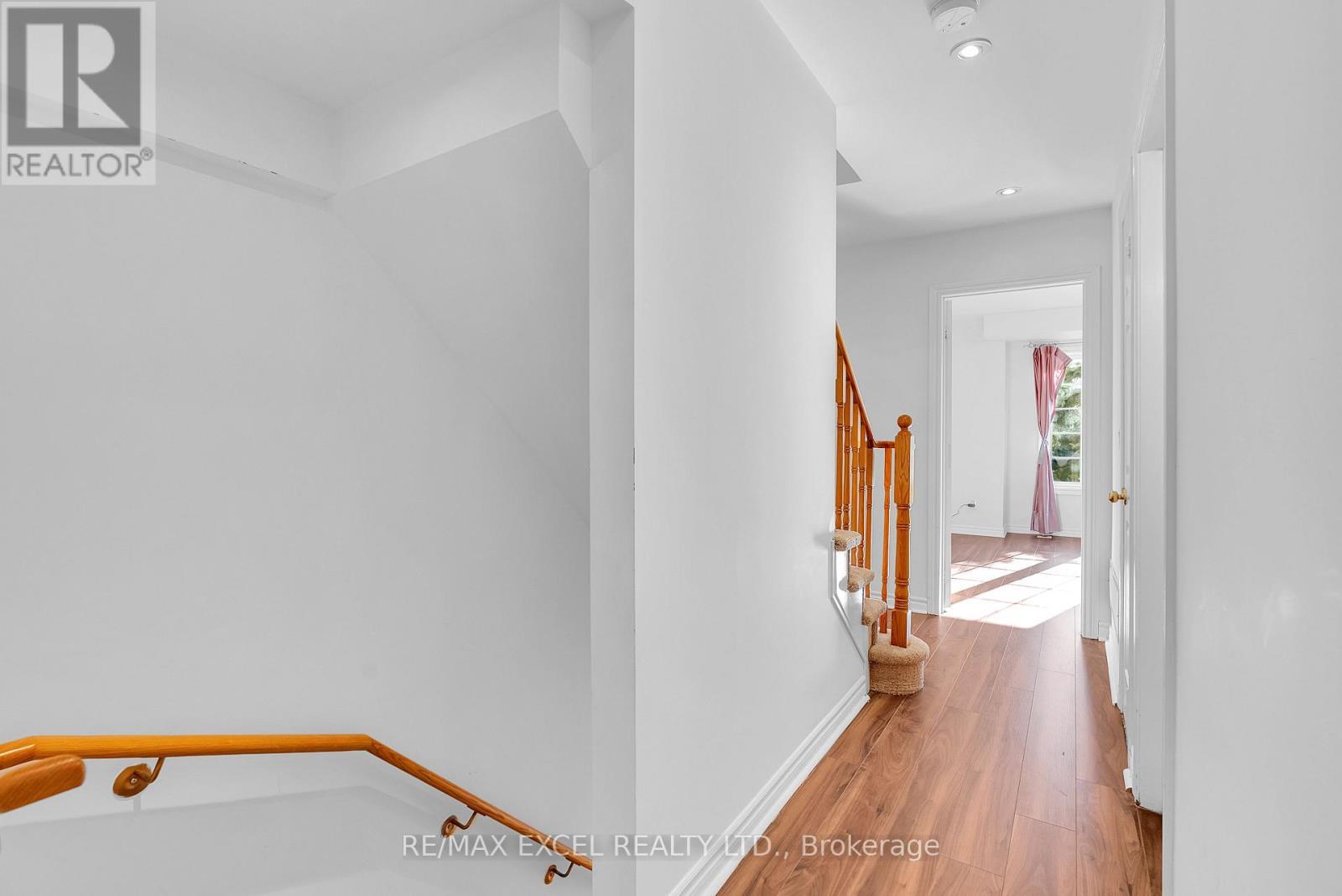 












16 - 23 ST MORITZ WAY

,
Markham (Unionville),




Ontario
L3R4G4

