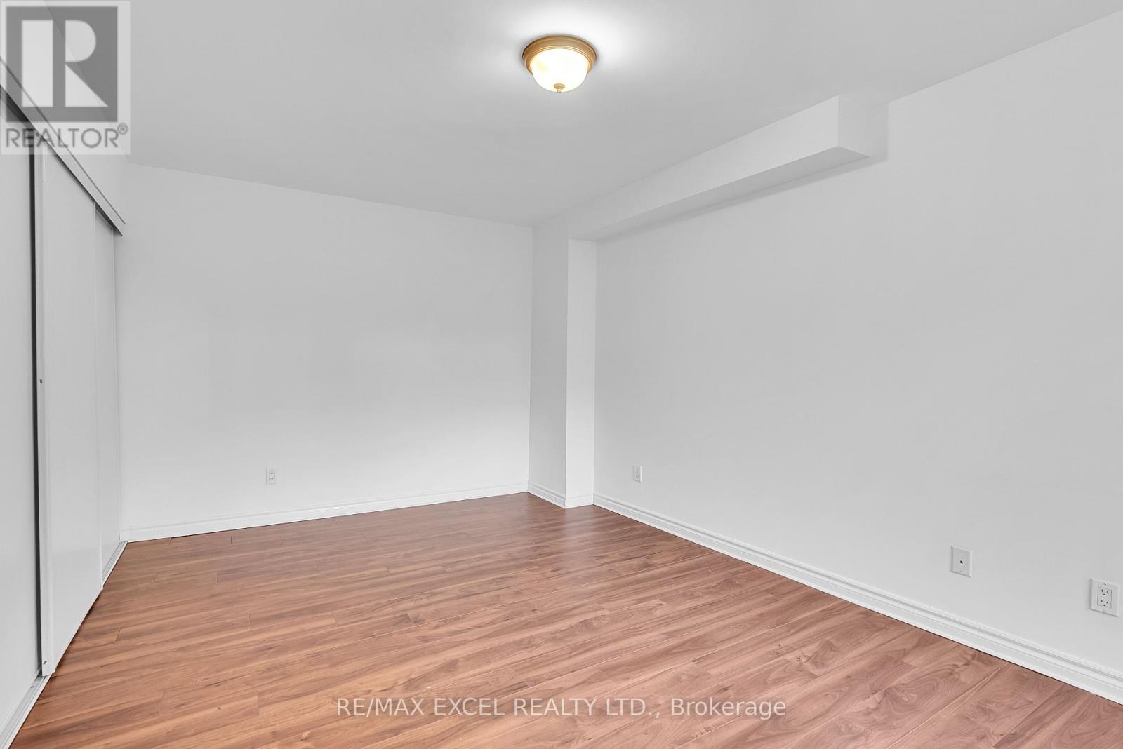 












16 - 23 ST MORITZ WAY

,
Markham (Unionville),




Ontario
L3R4G4


