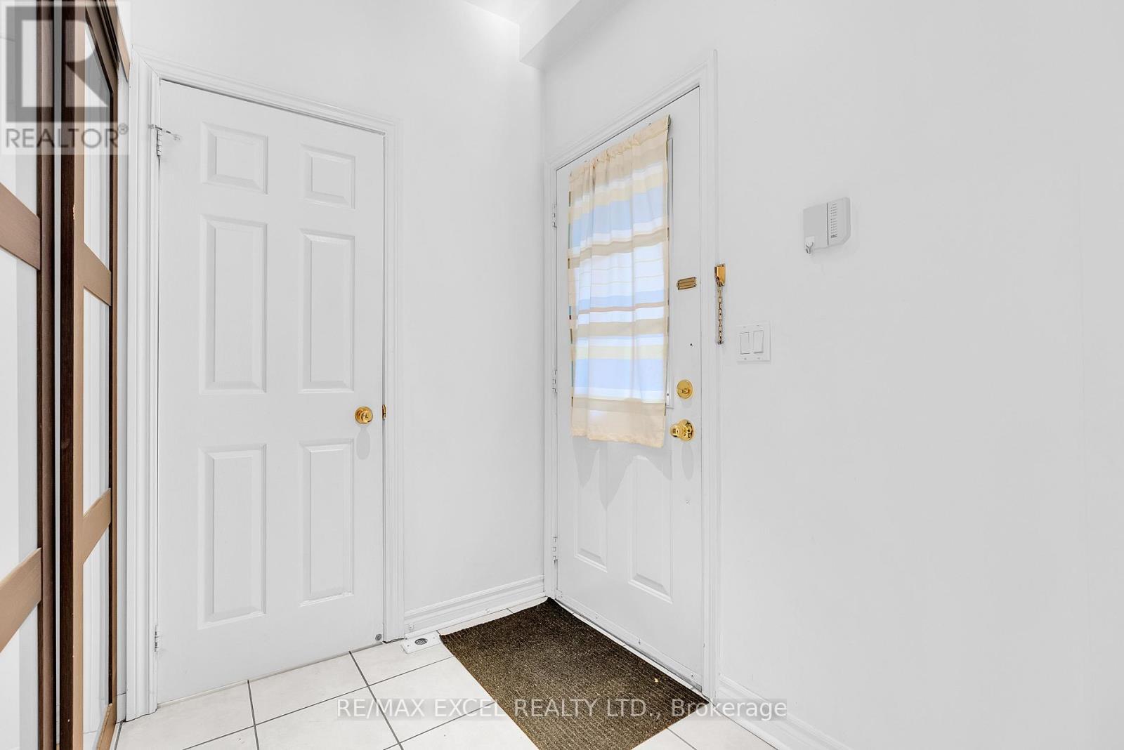 












16 - 23 ST MORITZ WAY

,
Markham (Unionville),




Ontario
L3R4G4

