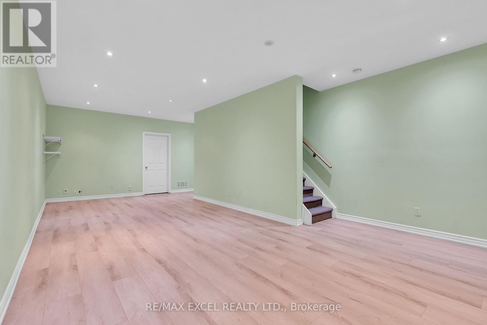 












16 - 23 ST MORITZ WAY

,
Markham (Unionville),




Ontario
L3R4G4

