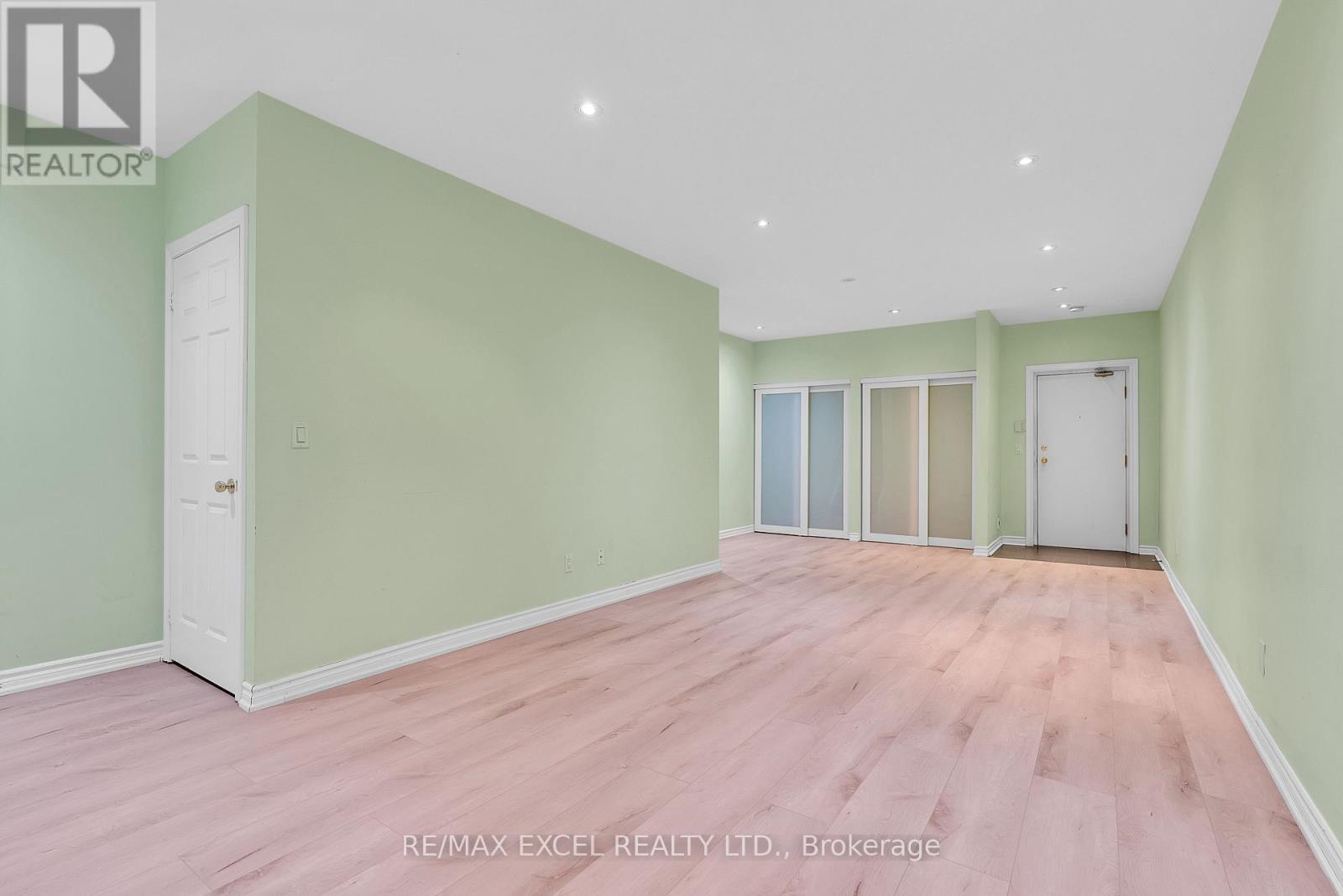 












16 - 23 ST MORITZ WAY

,
Markham (Unionville),




Ontario
L3R4G4

