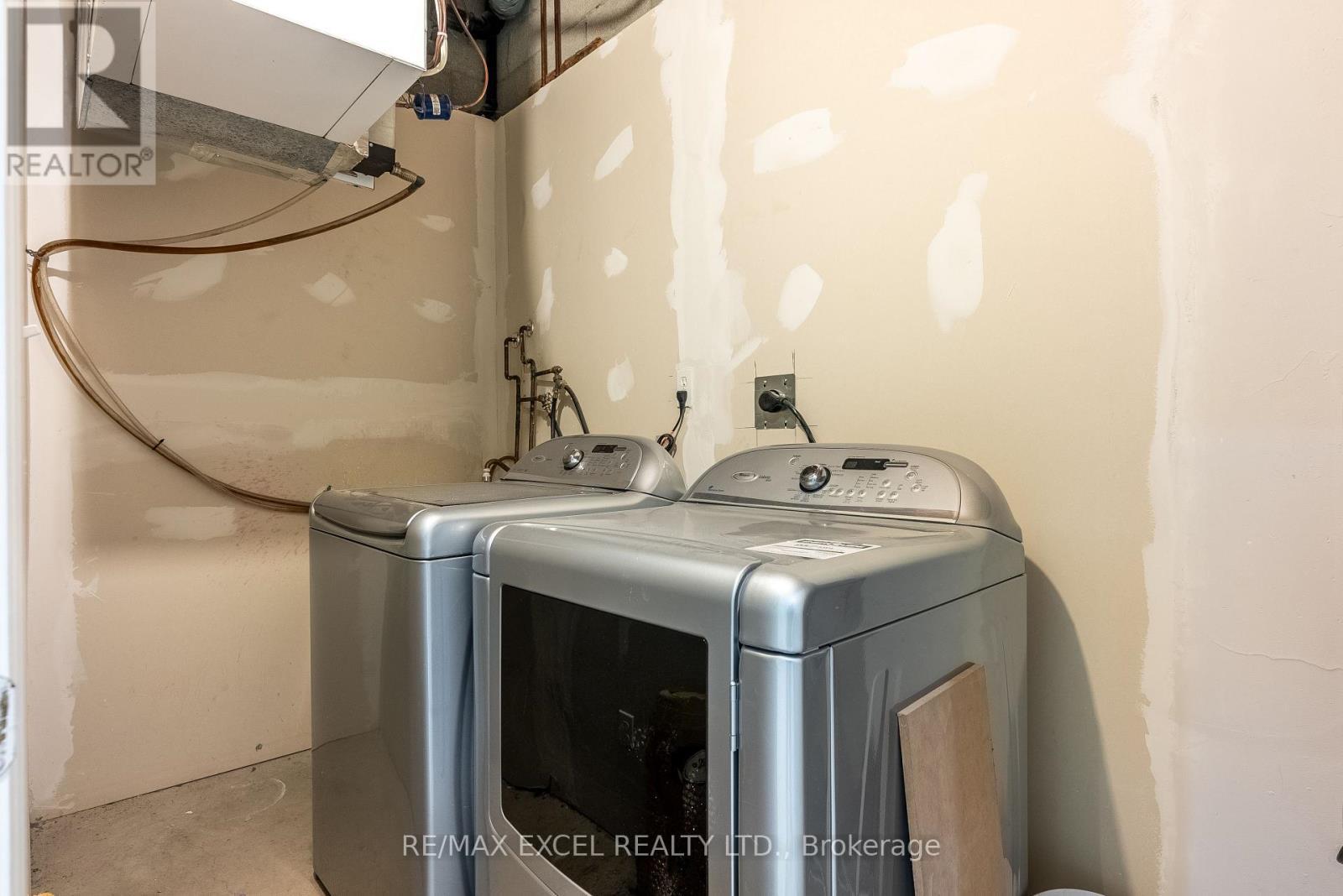 












16 - 23 ST MORITZ WAY

,
Markham (Unionville),




Ontario
L3R4G4

