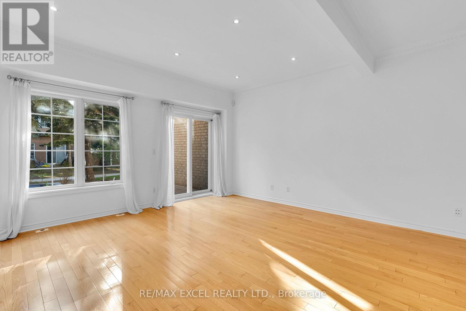 












16 - 23 ST MORITZ WAY

,
Markham (Unionville),




Ontario
L3R4G4

