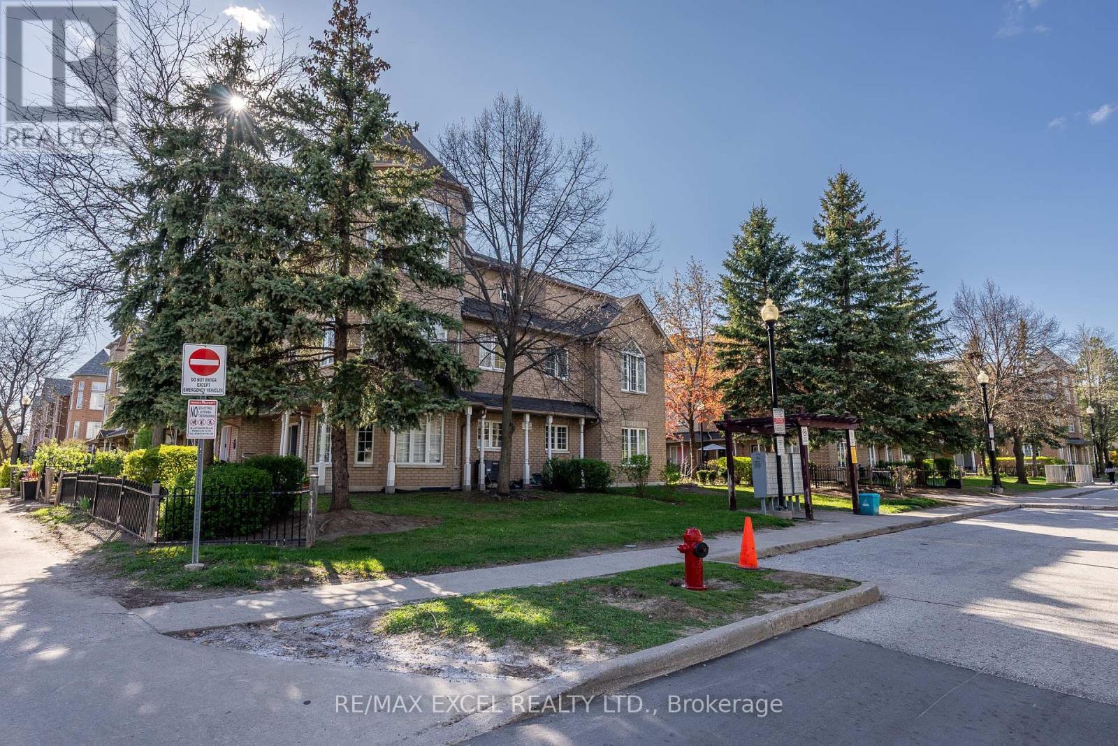 












16 - 23 ST MORITZ WAY

,
Markham (Unionville),




Ontario
L3R4G4


