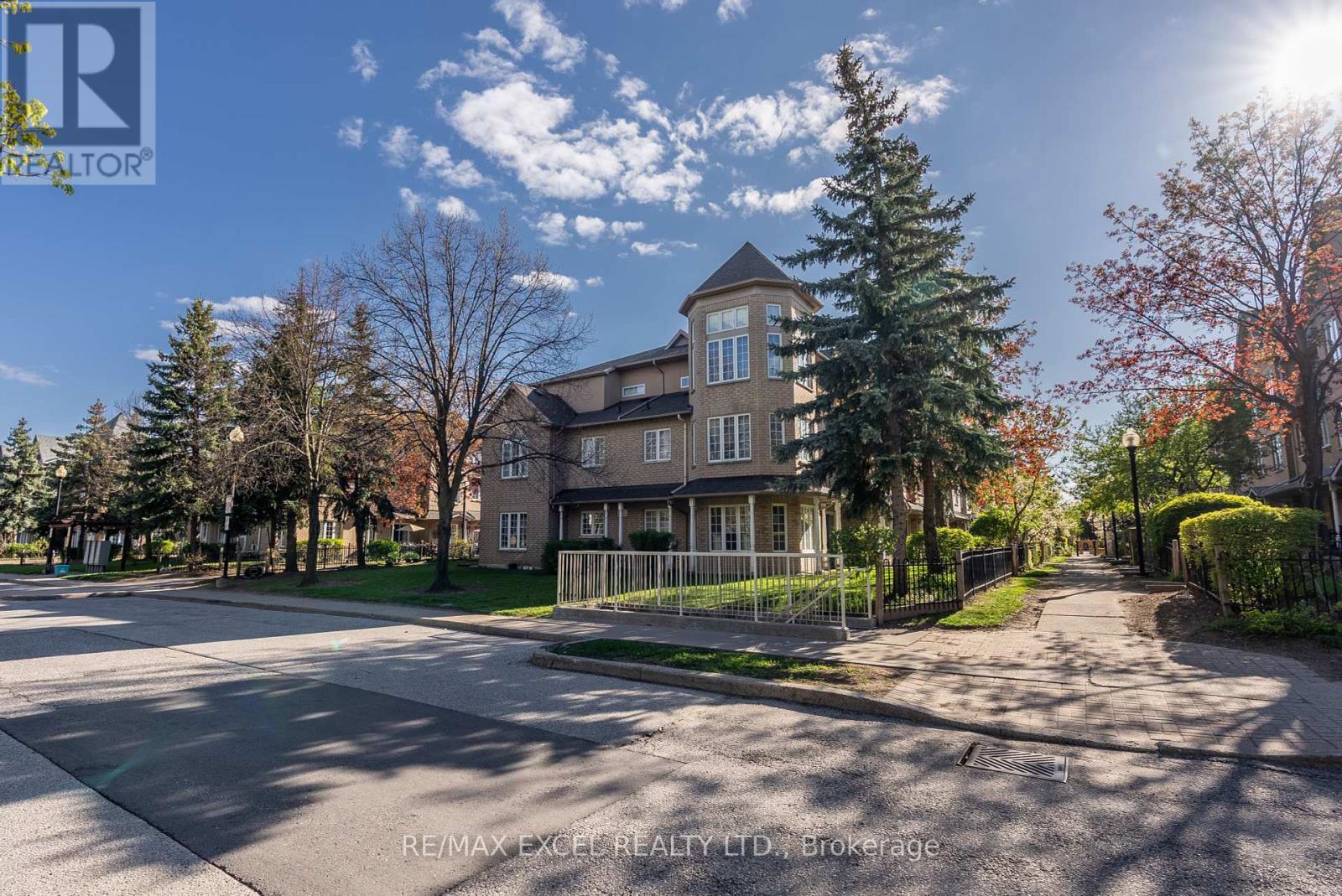 












16 - 23 ST MORITZ WAY

,
Markham (Unionville),




Ontario
L3R4G4


