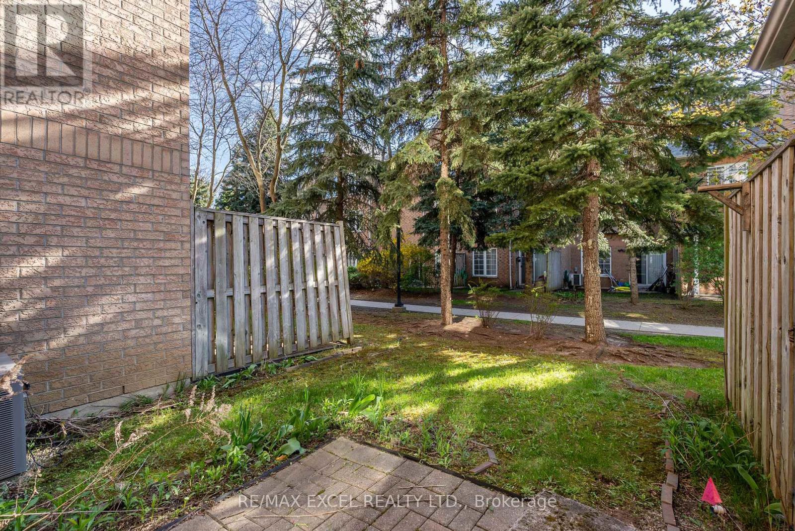 












16 - 23 ST MORITZ WAY

,
Markham (Unionville),




Ontario
L3R4G4

