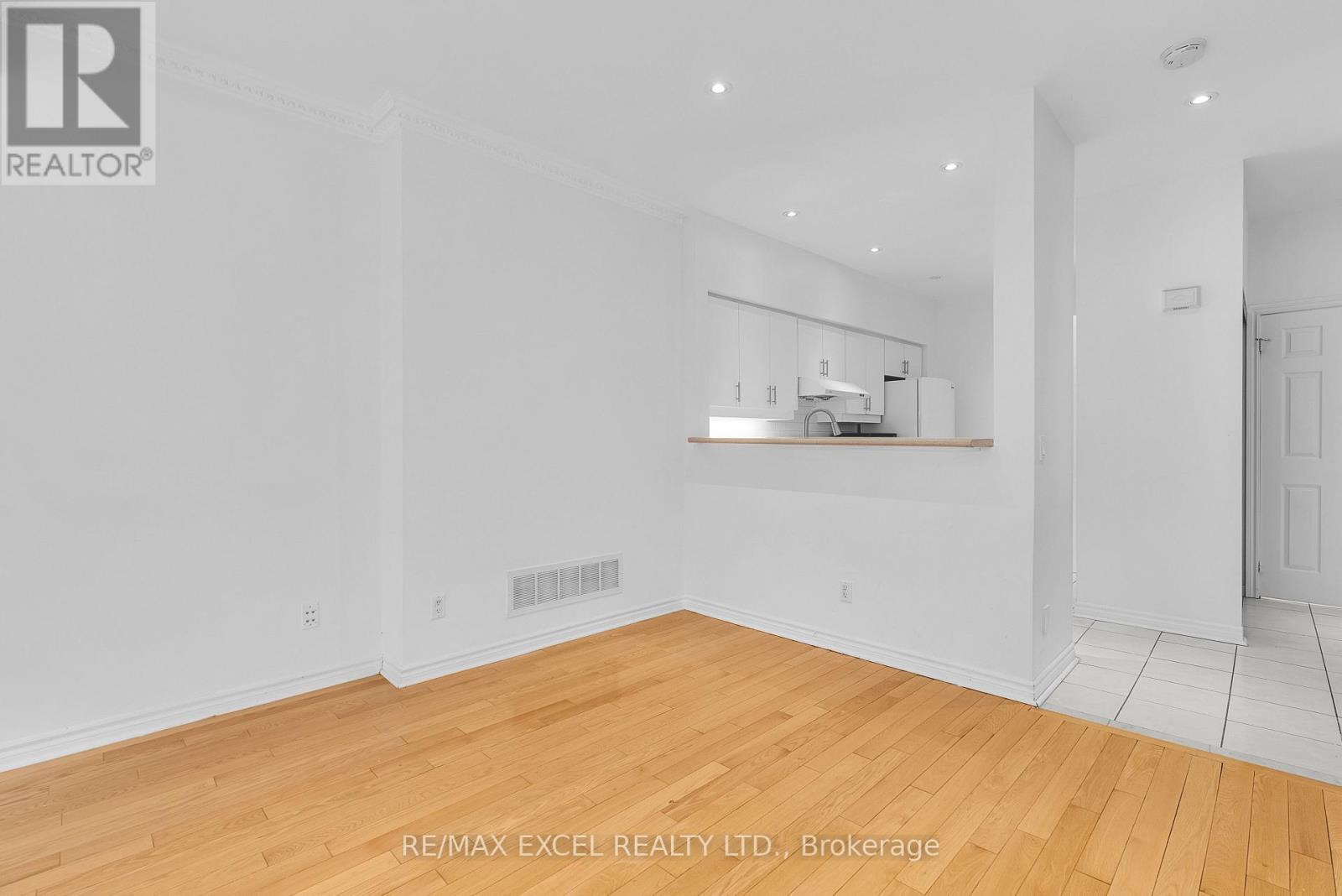 












16 - 23 ST MORITZ WAY

,
Markham (Unionville),




Ontario
L3R4G4

