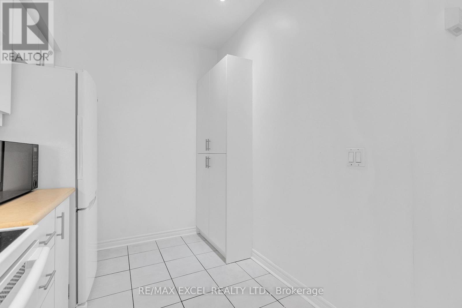 












16 - 23 ST MORITZ WAY

,
Markham (Unionville),




Ontario
L3R4G4

