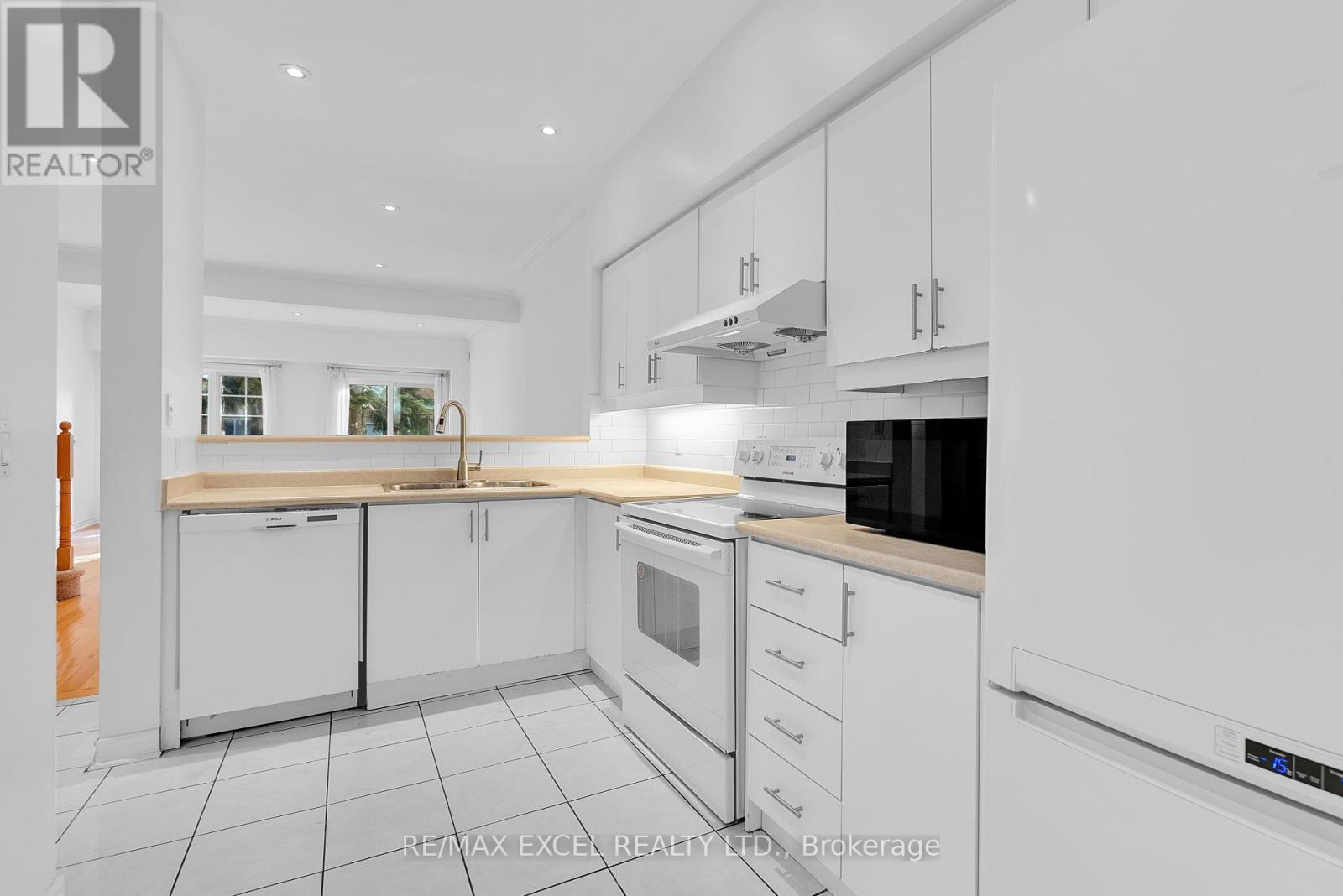 












16 - 23 ST MORITZ WAY

,
Markham (Unionville),




Ontario
L3R4G4


