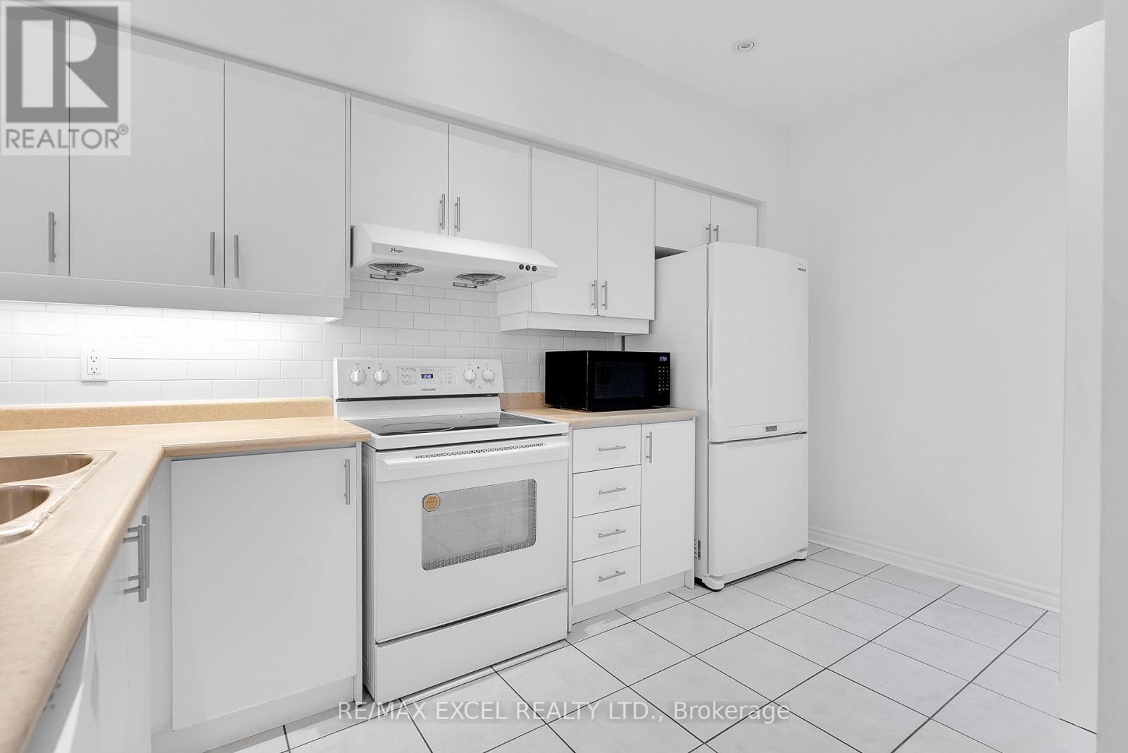 












16 - 23 ST MORITZ WAY

,
Markham (Unionville),




Ontario
L3R4G4

