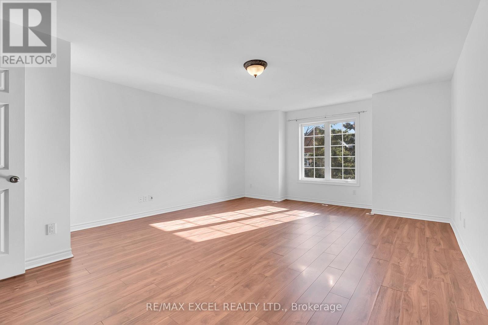 












16 - 23 ST MORITZ WAY

,
Markham (Unionville),




Ontario
L3R4G4

