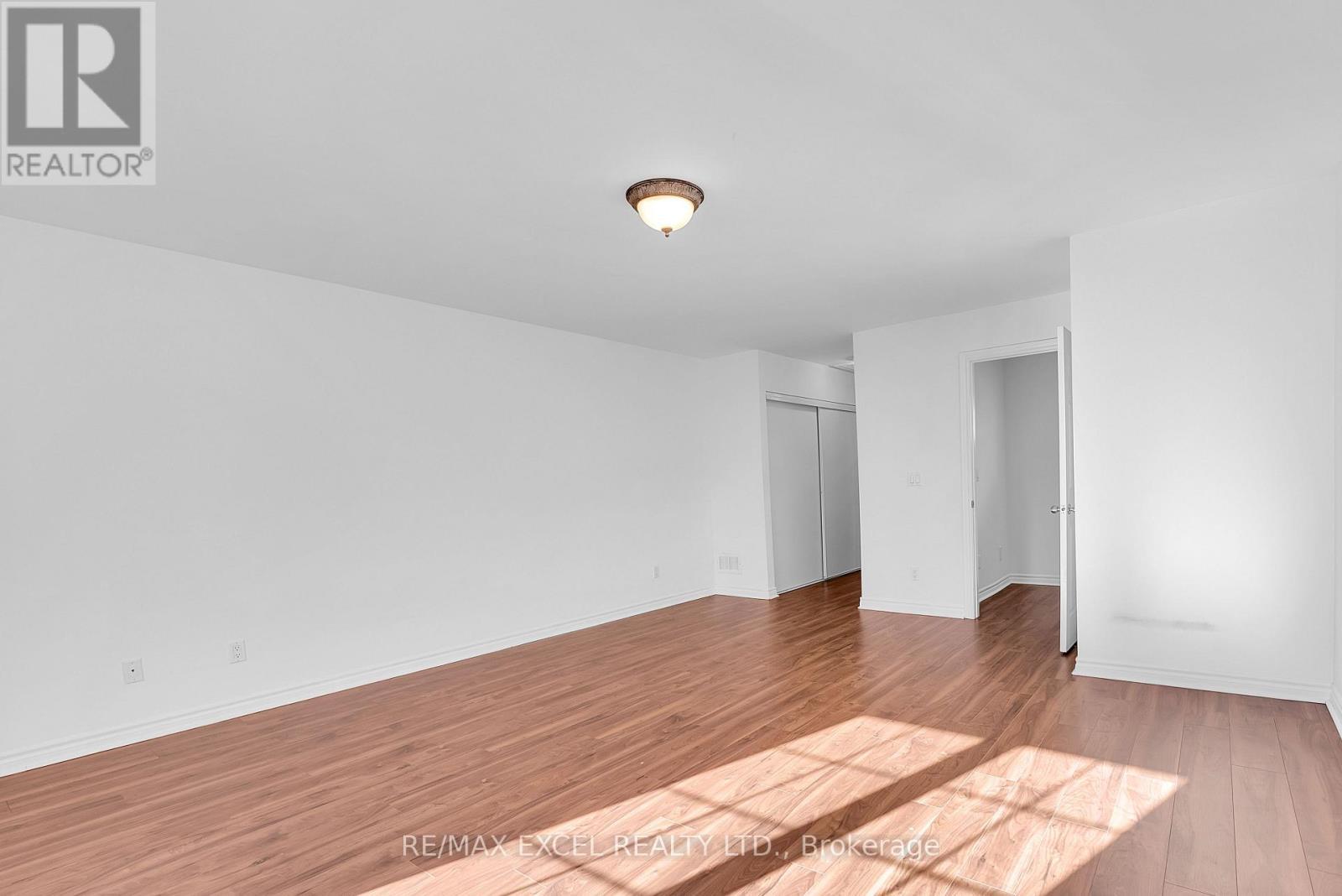 












16 - 23 ST MORITZ WAY

,
Markham (Unionville),




Ontario
L3R4G4


