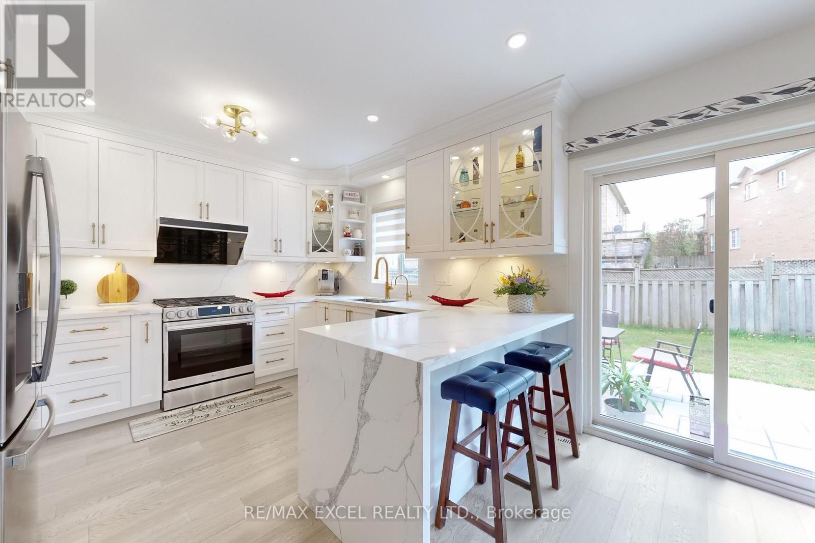 












469 GREIG CIRCLE

,
Newmarket (Gorham-College Manor),




Ontario
L3Y8S7


