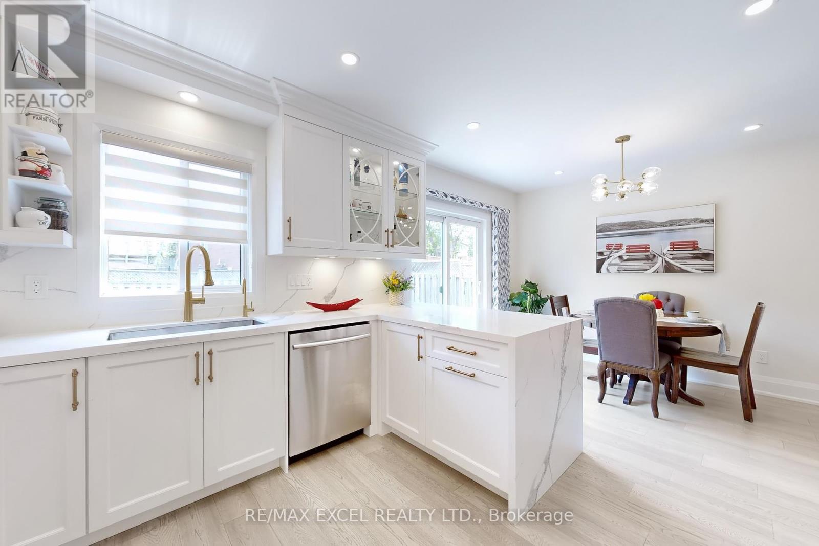












469 GREIG CIRCLE

,
Newmarket (Gorham-College Manor),




Ontario
L3Y8S7

