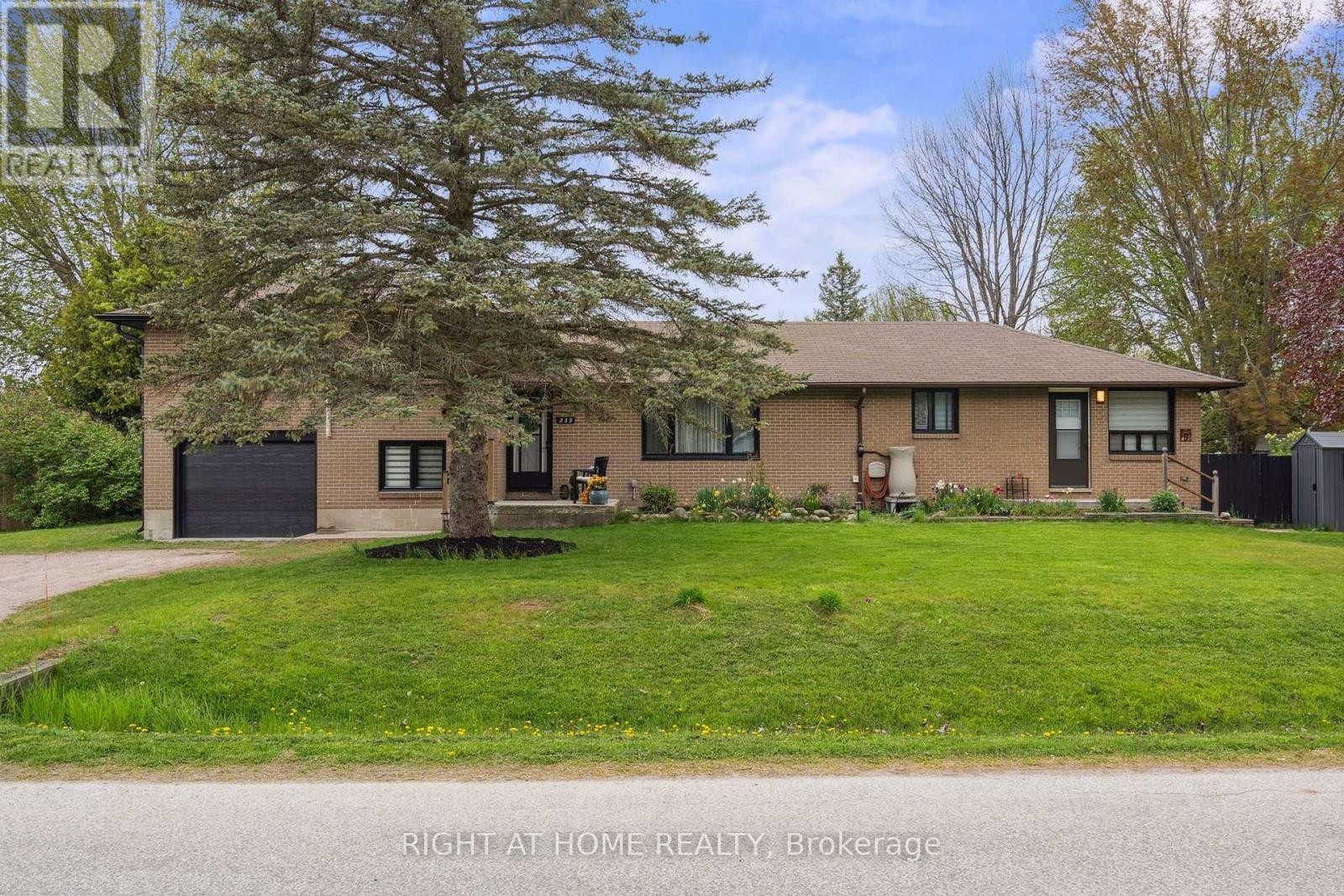 












239 CINDY LANE

,
Essa (Angus),




Ontario
L0M1B0

