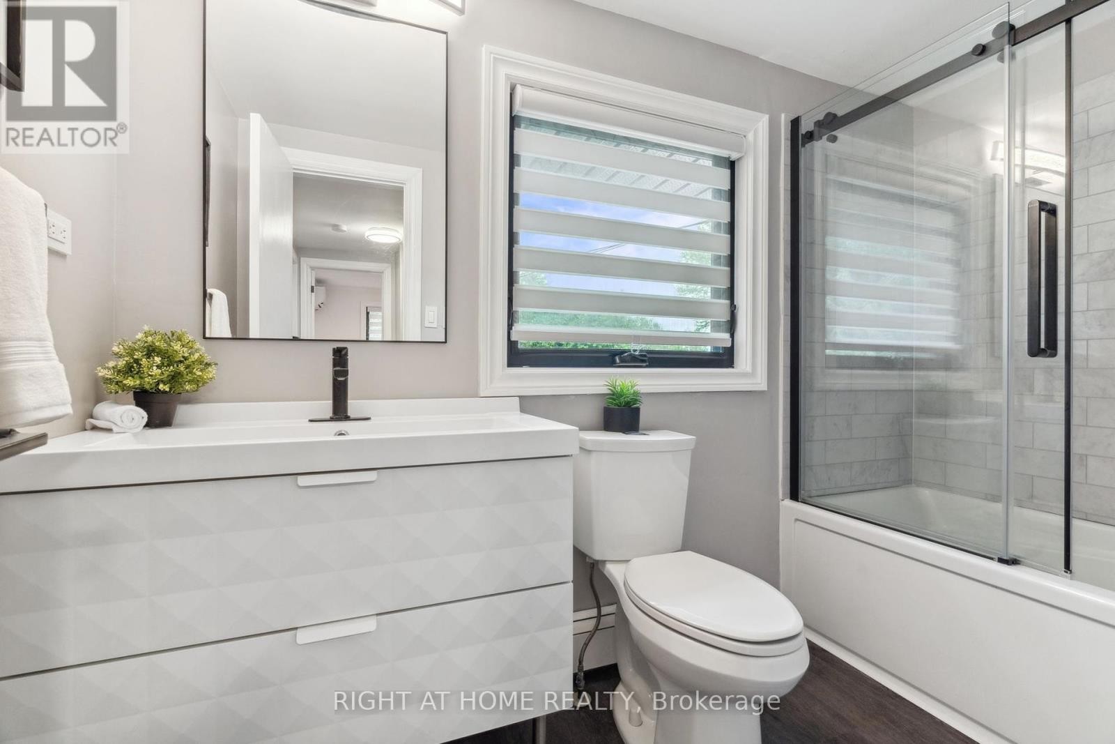 












239 CINDY LANE

,
Essa (Angus),




Ontario
L0M1B0

