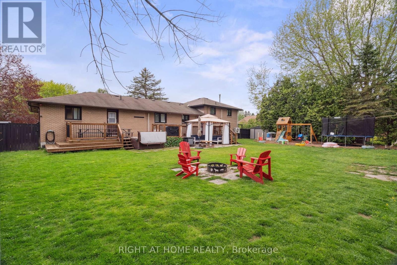 












239 CINDY LANE

,
Essa (Angus),




Ontario
L0M1B0

