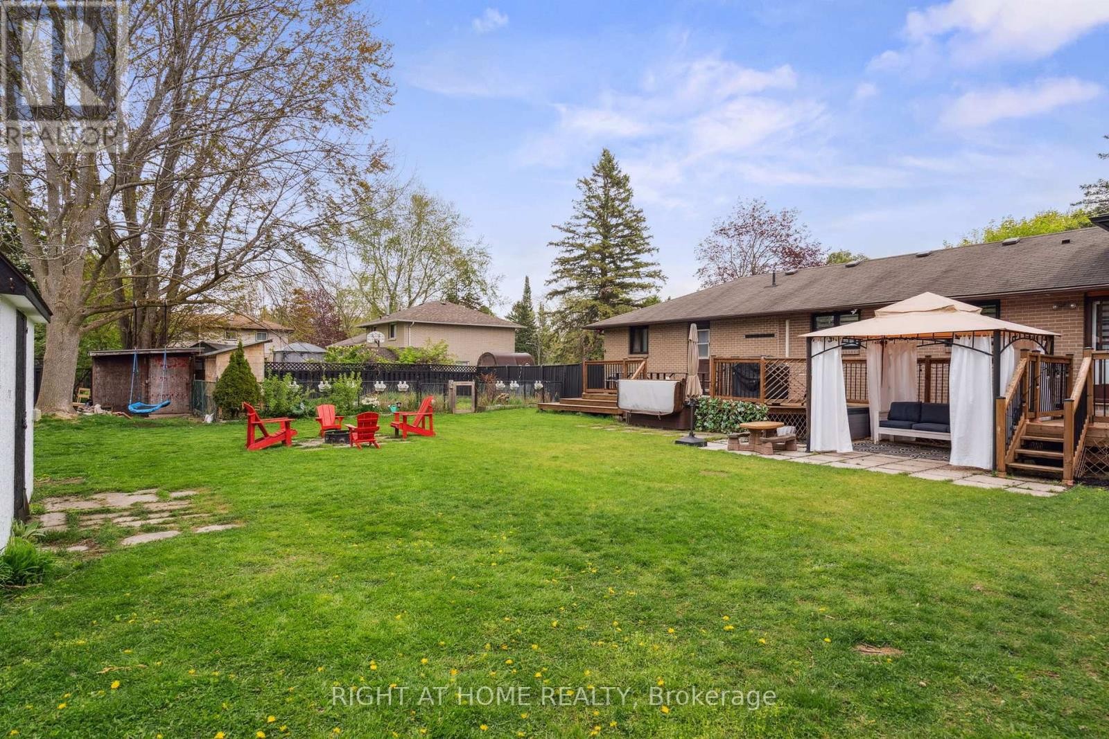 












239 CINDY LANE

,
Essa (Angus),




Ontario
L0M1B0


