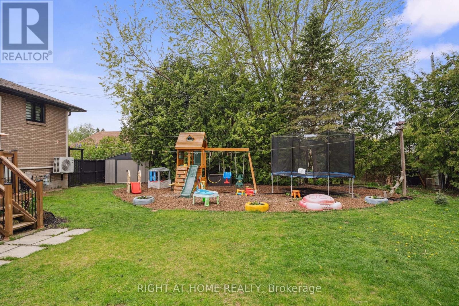 












239 CINDY LANE

,
Essa (Angus),




Ontario
L0M1B0

