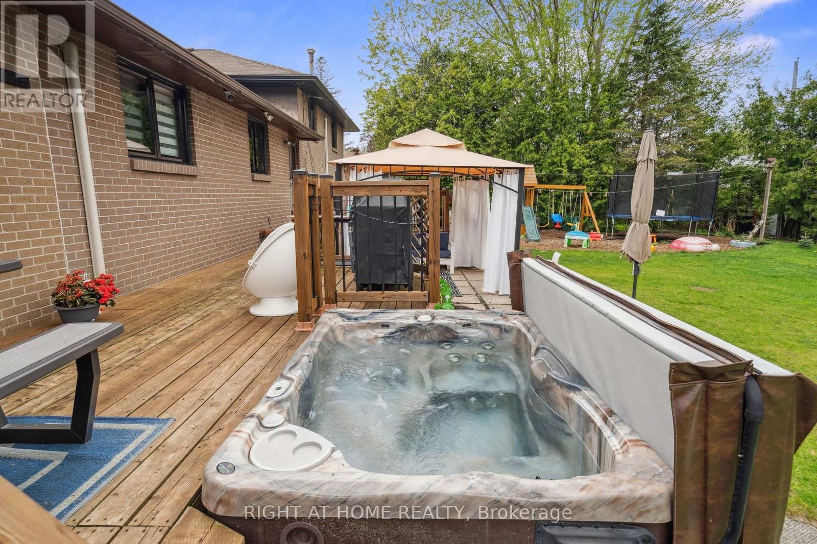












239 CINDY LANE

,
Essa (Angus),




Ontario
L0M1B0

