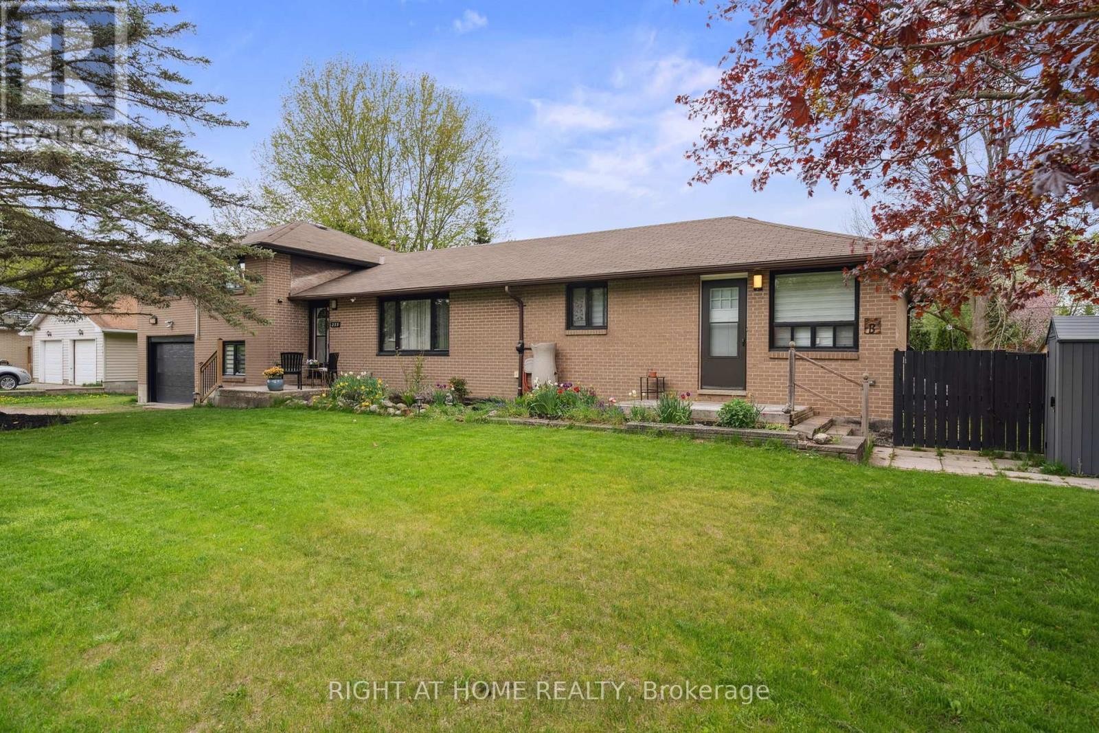 












239 CINDY LANE

,
Essa (Angus),




Ontario
L0M1B0

