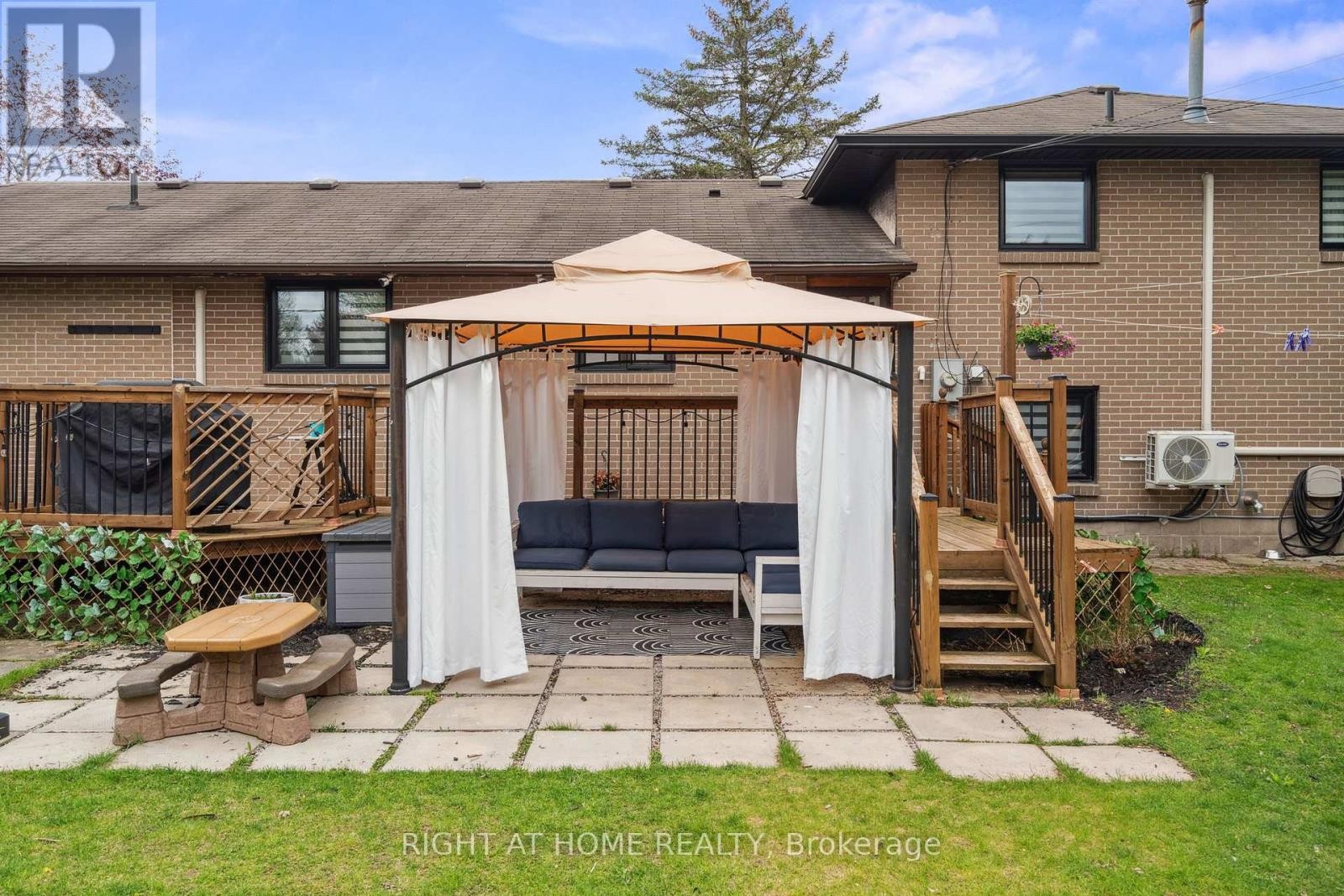 












239 CINDY LANE

,
Essa (Angus),




Ontario
L0M1B0

