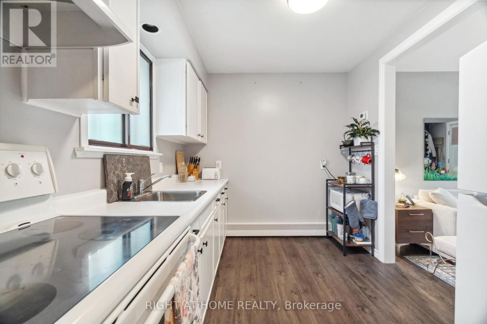 












239 CINDY LANE

,
Essa (Angus),




Ontario
L0M1B0

