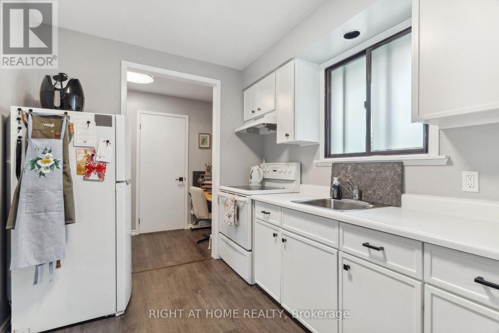 












239 CINDY LANE

,
Essa (Angus),




Ontario
L0M1B0

