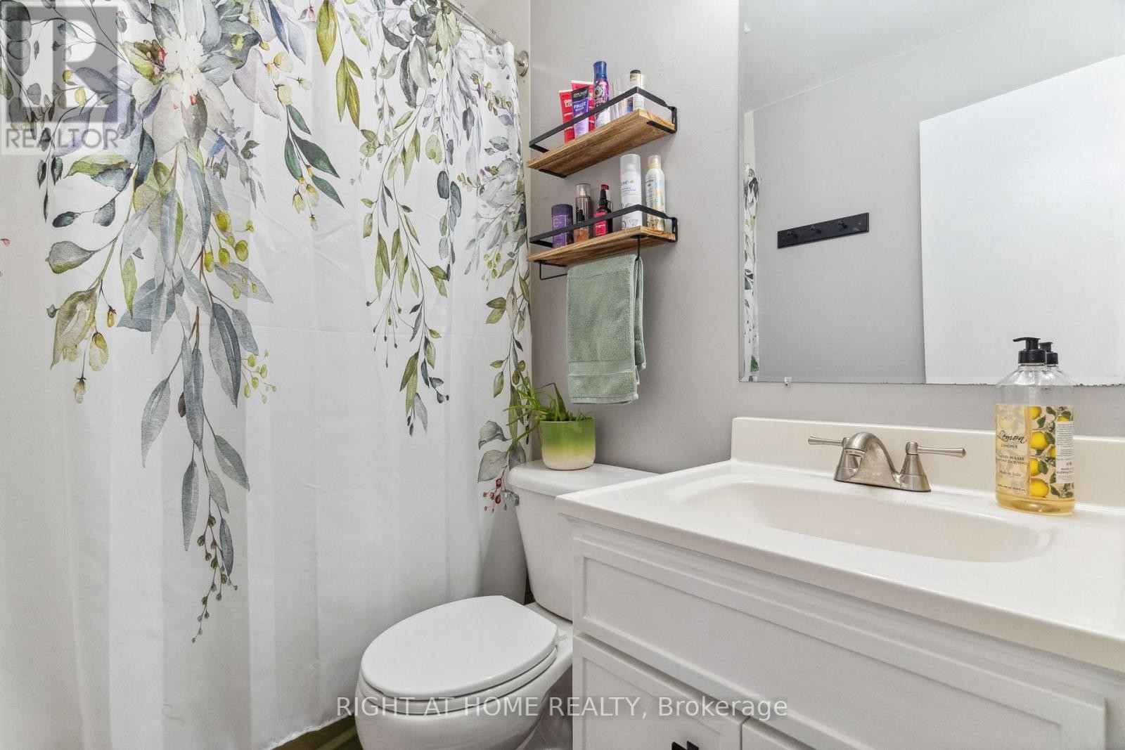 












239 CINDY LANE

,
Essa (Angus),




Ontario
L0M1B0

