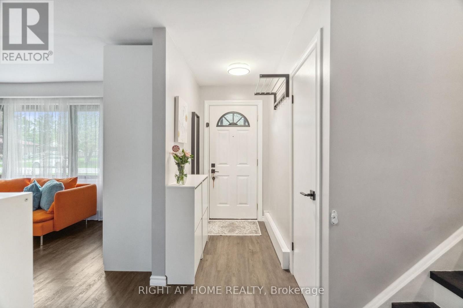 












239 CINDY LANE

,
Essa (Angus),




Ontario
L0M1B0

