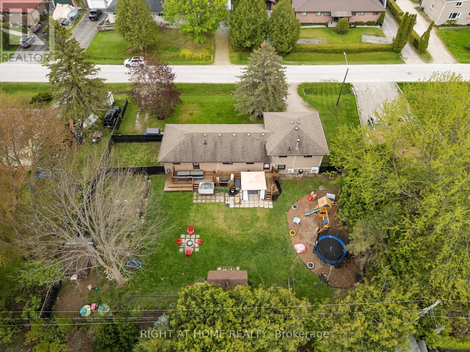 












239 CINDY LANE

,
Essa (Angus),




Ontario
L0M1B0

