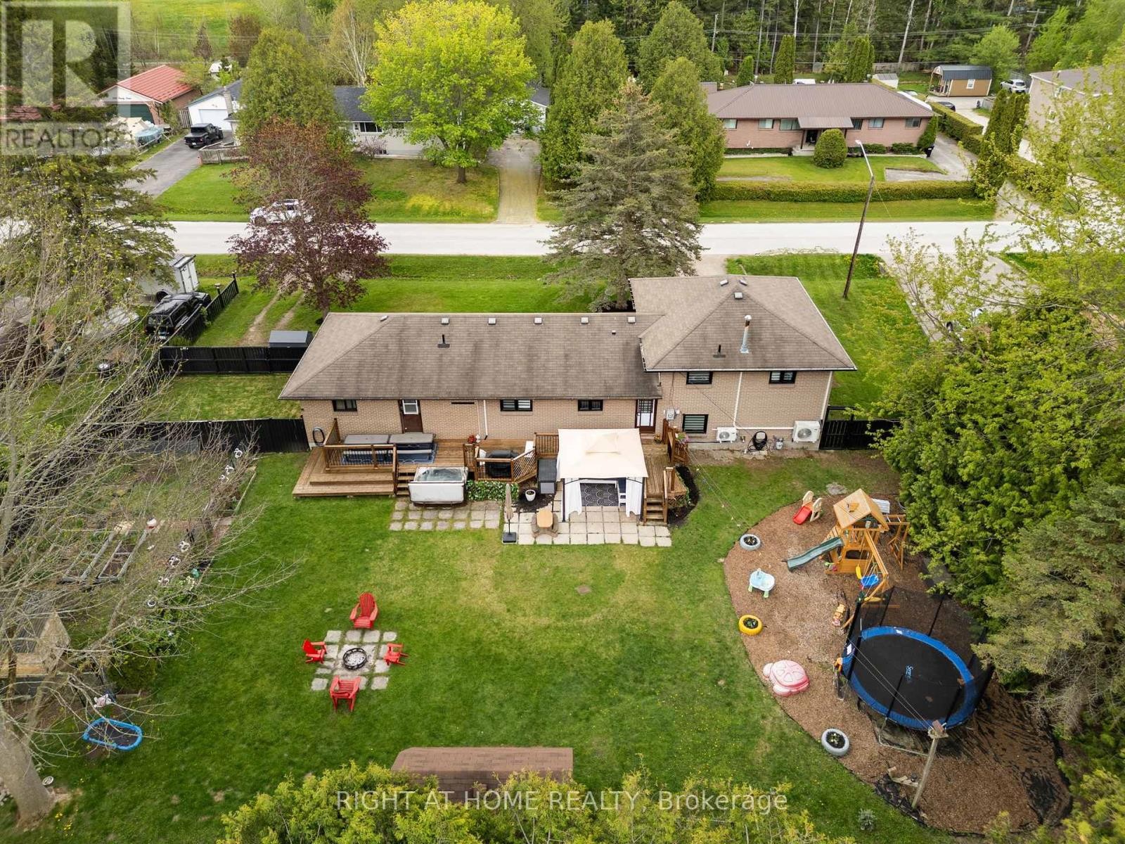 












239 CINDY LANE

,
Essa (Angus),




Ontario
L0M1B0

