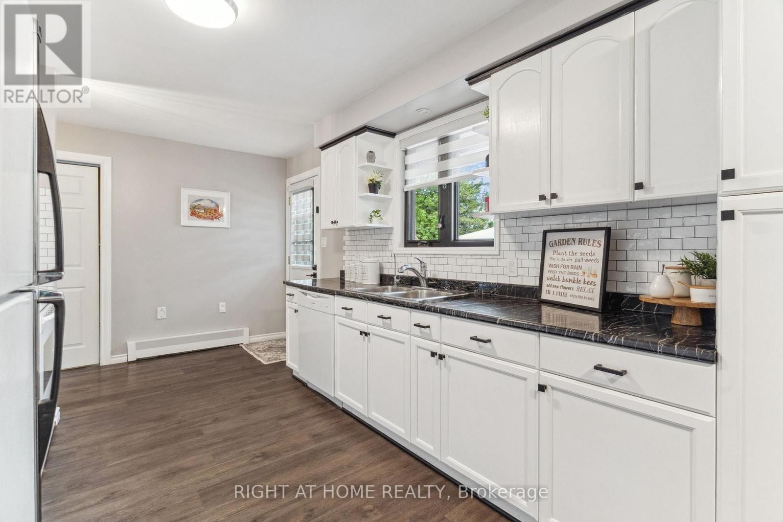 












239 CINDY LANE

,
Essa (Angus),




Ontario
L0M1B0

