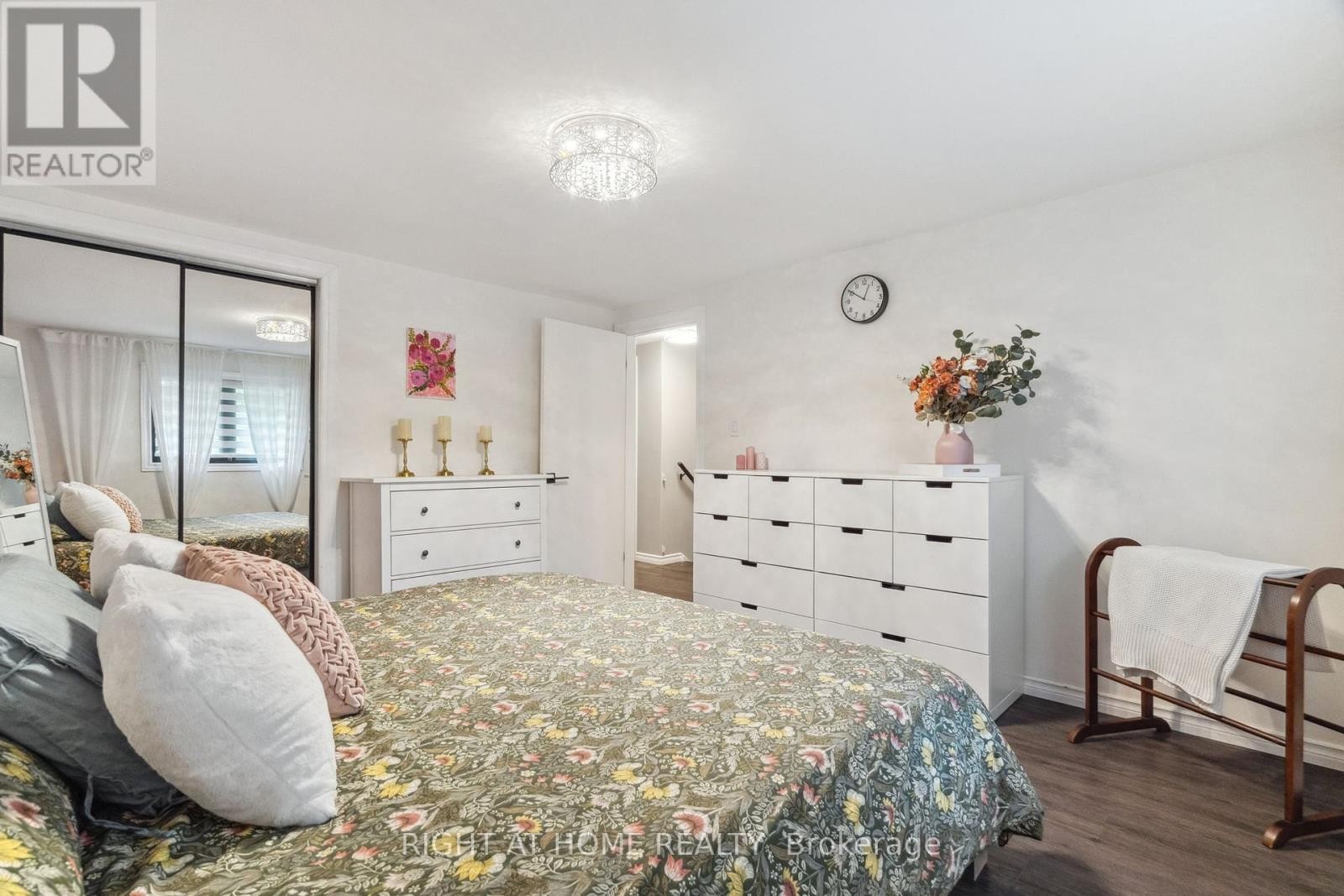 












239 CINDY LANE

,
Essa (Angus),




Ontario
L0M1B0

