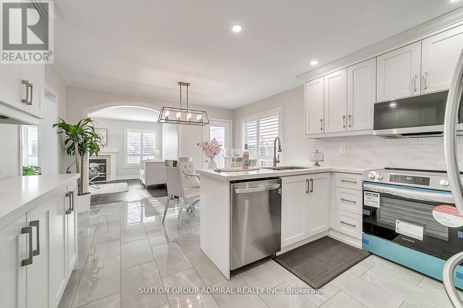 












29 ALOE AVENUE

,
Richmond Hill (Oak Ridges Lake Wilcox),




Ontario
L4E4M8

